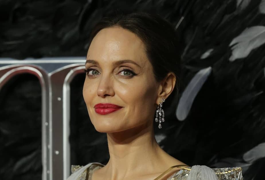 Image principale de l'article Angelina Jolie se couvre d’abeilles pour une photo