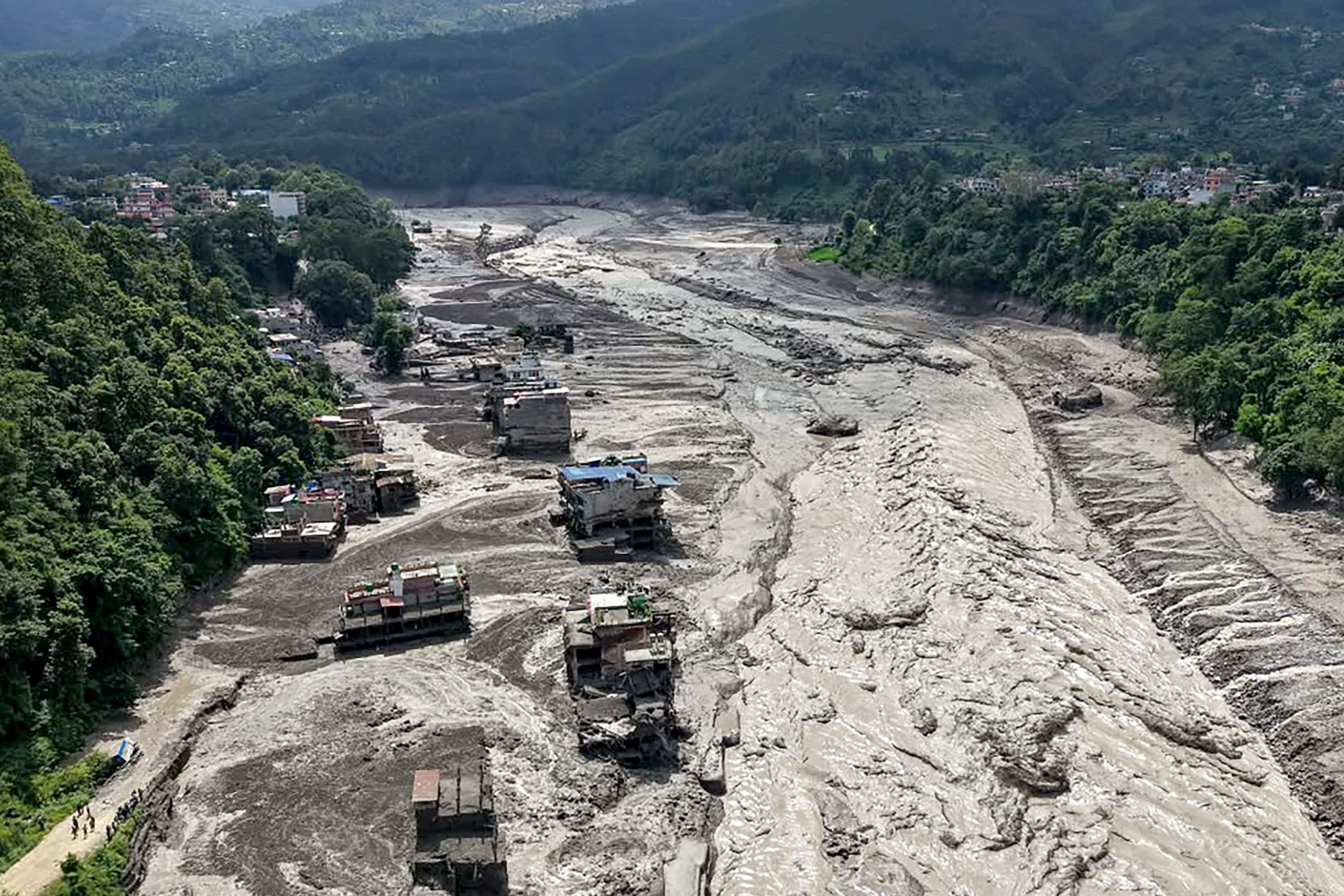Inondations massives au Népal: au moins 19 morts et des centaines de touristes disparus