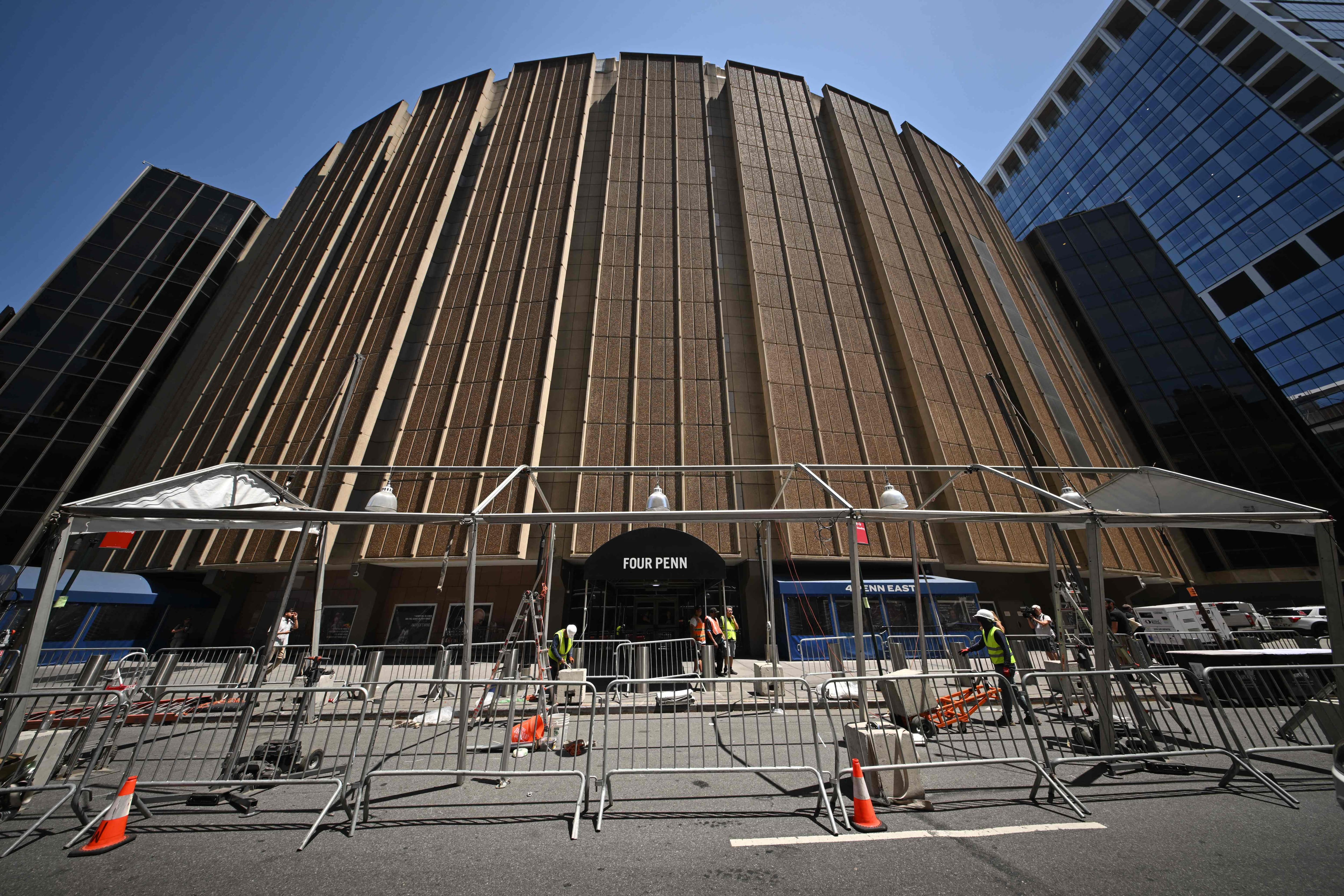 Installation de matériel devant le Madison Square Garden, où, selon la rumeur, devrait avoir lieu le mariage de Taylor Swift et Travis Kelce le 3 juillet 2026