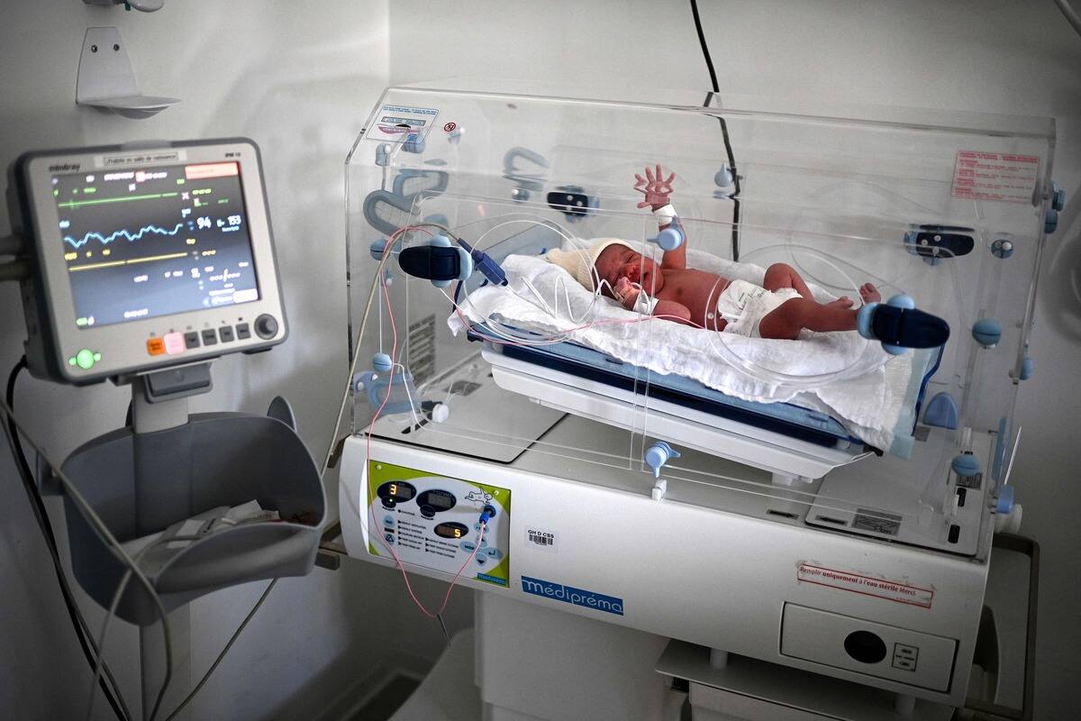 Les parents d&rsquo;une fillette n&eacute;e avec 26 doigts poursuivent le gyn&eacute;cologue