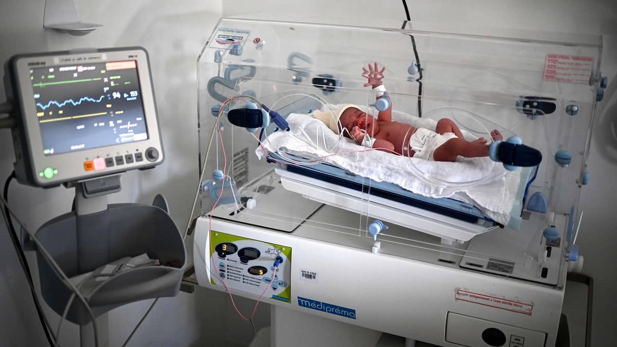 Les parents d’une fillette née avec 26 doigts poursuivent le gynécologue