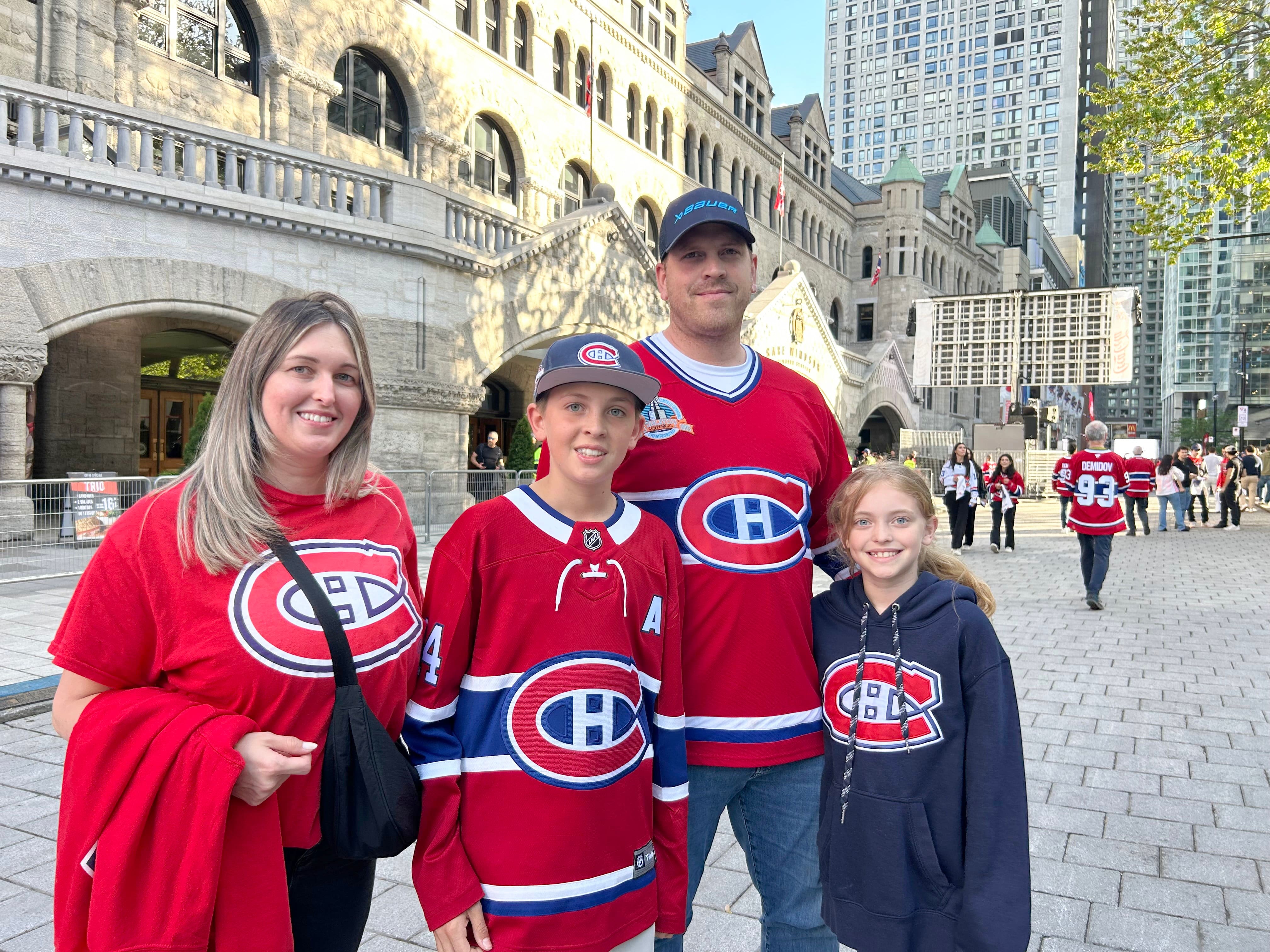 Tania Dubé, Mason, Martin e Eva Mcmalus assistem em sua primeira partida no Centre Bell em Montreal no dia 25 de maio.