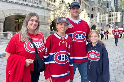 Tania Dubé, Mason, Martin e Eva Mcmalus assistem em sua primeira partida no Centre Bell em Montreal no dia 25 de maio.