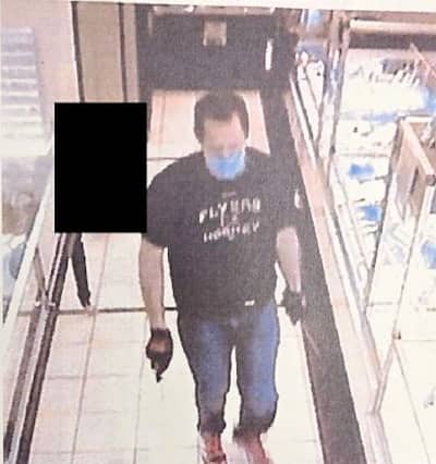 Imagen capturada por cámaras de vigilancia en el momento del asesinato, donde se ve a un individuo armado con dos cuchillos. El cuerpo de la víctima, que se encuentra detrás de él, ha sido enraizado.