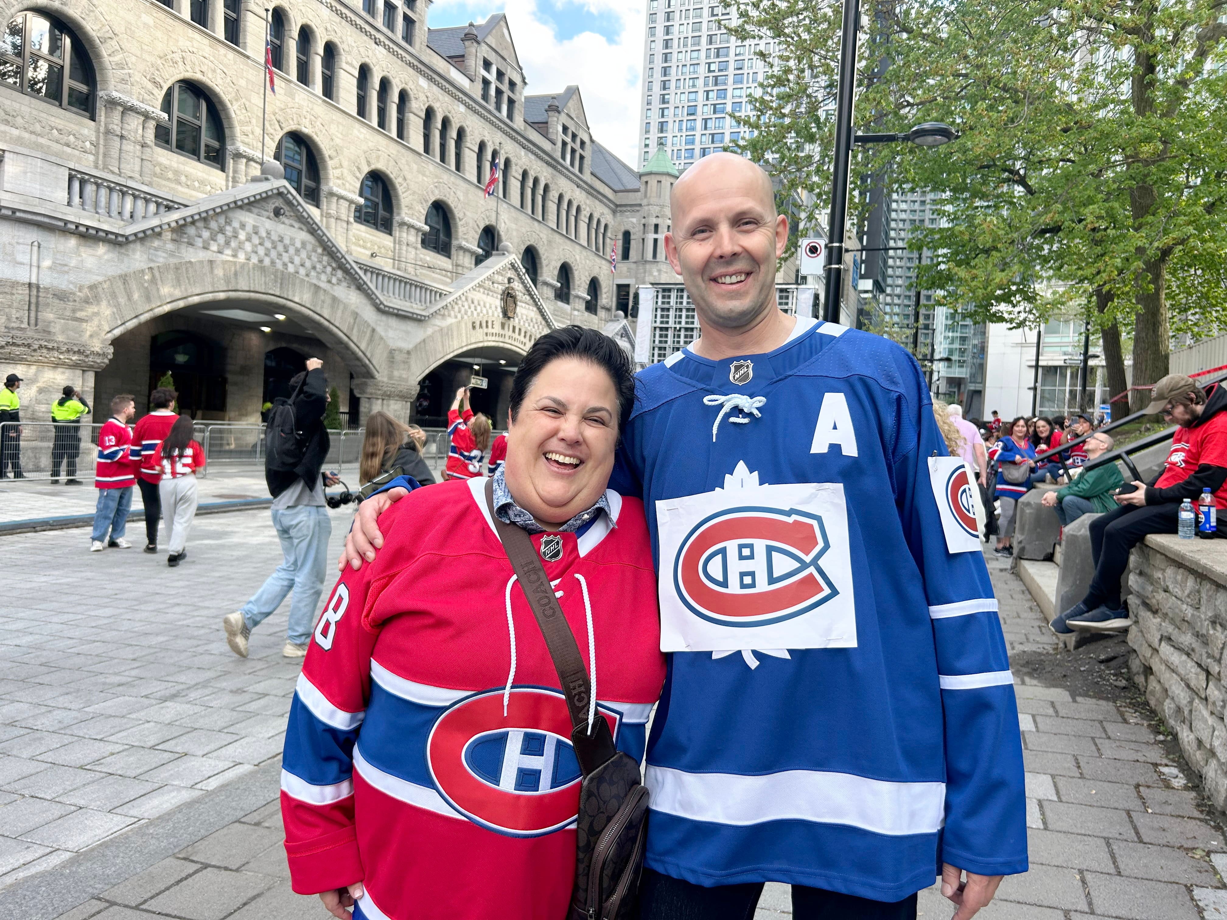 Tim Bergen, originário de Regina, em Saskatchewan, um filho transformado em chandail de Toronto em chandail du CH. Il était with son amie montréalaise Pnia Daluiso.