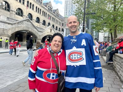 Tim Bergen, originário de Regina, em Saskatchewan, um filho transformado em chandail de Toronto em chandail du CH. Il était with son amie montréalaise Pnia Daluiso.