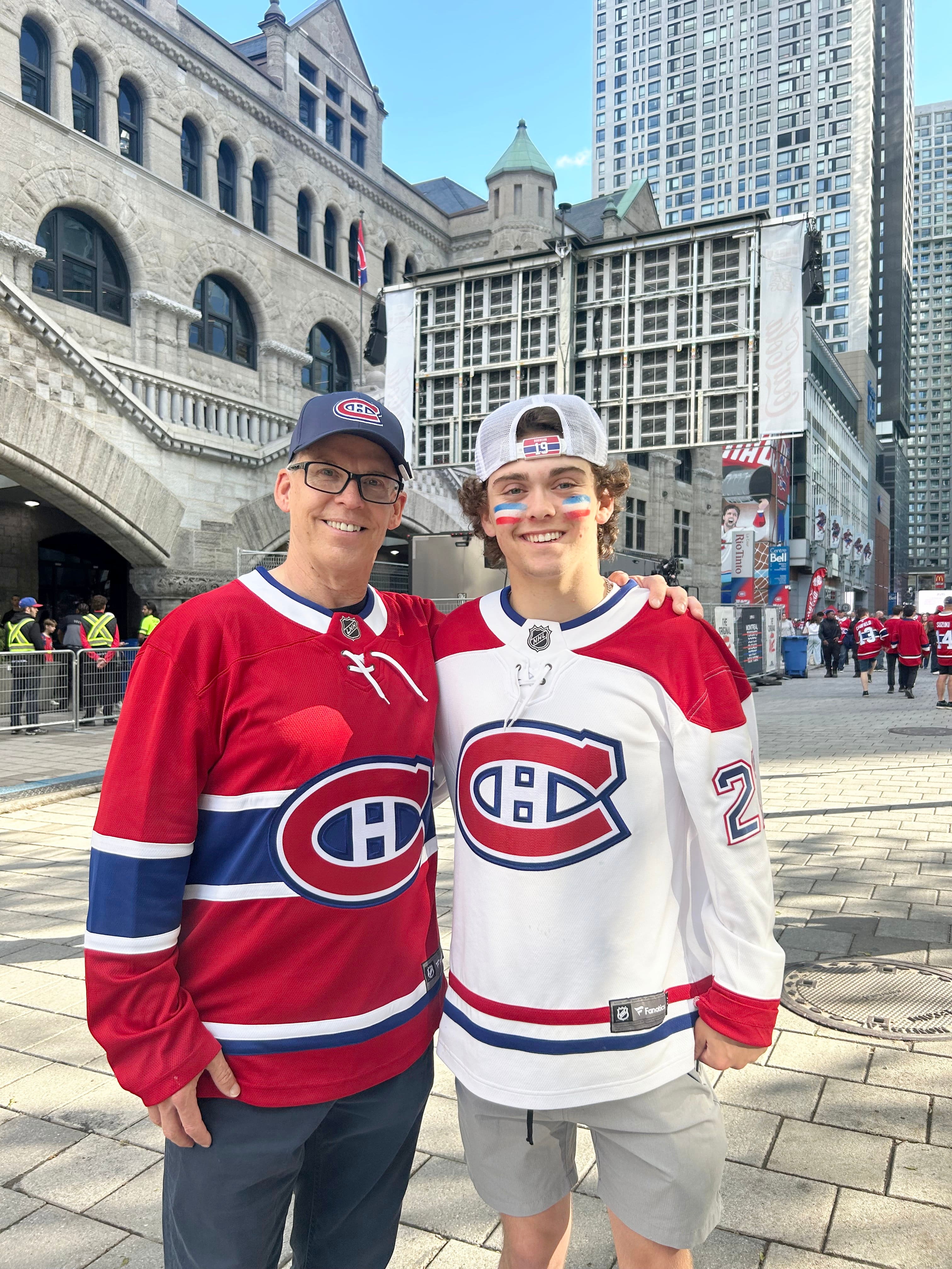 Steve Zatylny e seu filho Zander Zatylny gastaram 1.000 dólares e fizeram a rota desde Ottawa para chegar ao Centre Bell, em Montreal.