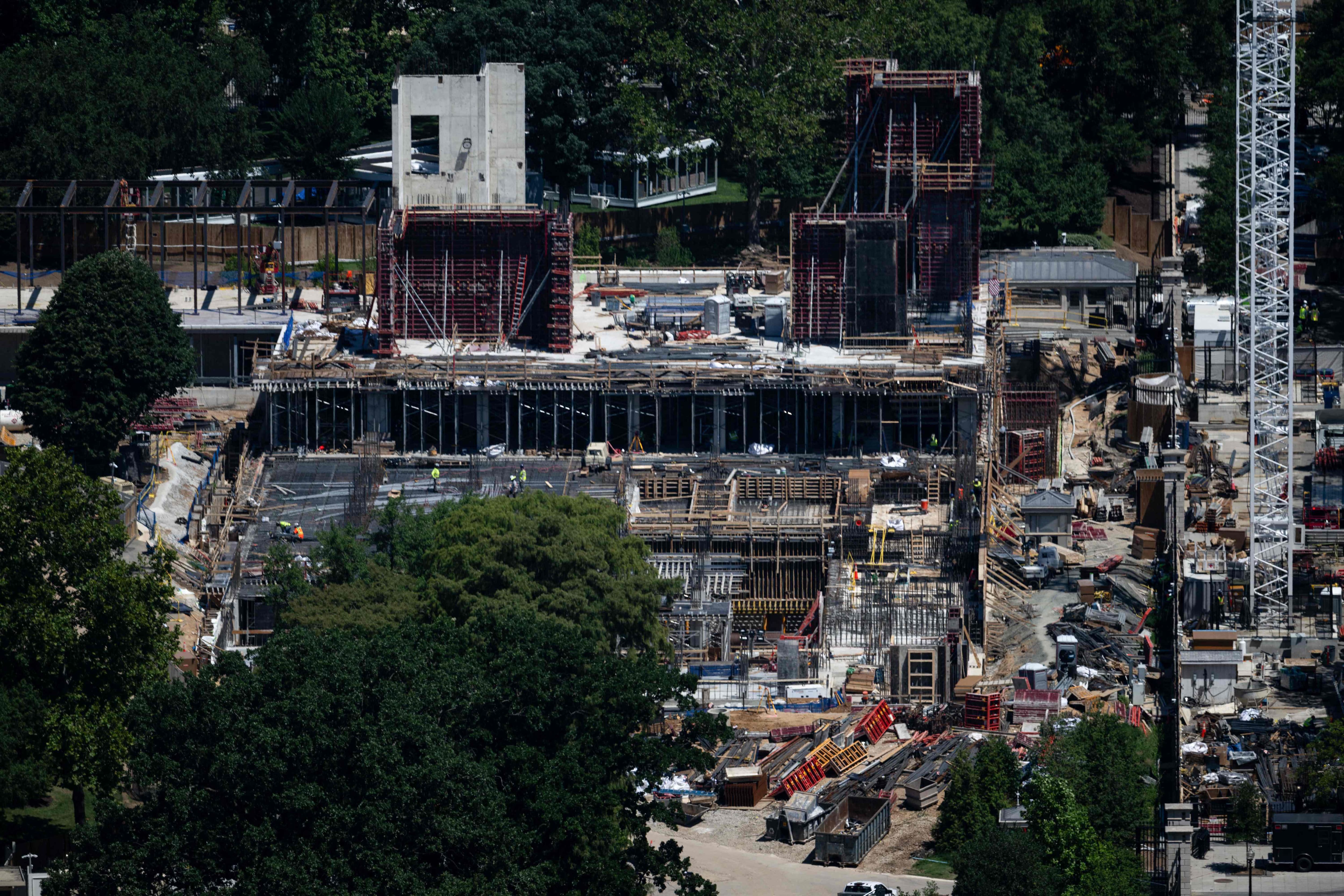 Vue sur le chantier en cours de la future salle de bal de la Maison Blanche, prise depuis la terrasse d'observation du Monument de Washington, à Washington, DC, le 23 juillet 2026.