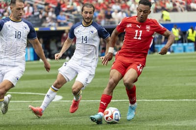 A Suíça Dan Ndoye controlou o balão na Bósnia-Herzegovina, em 18 de junho, em Los Angeles.