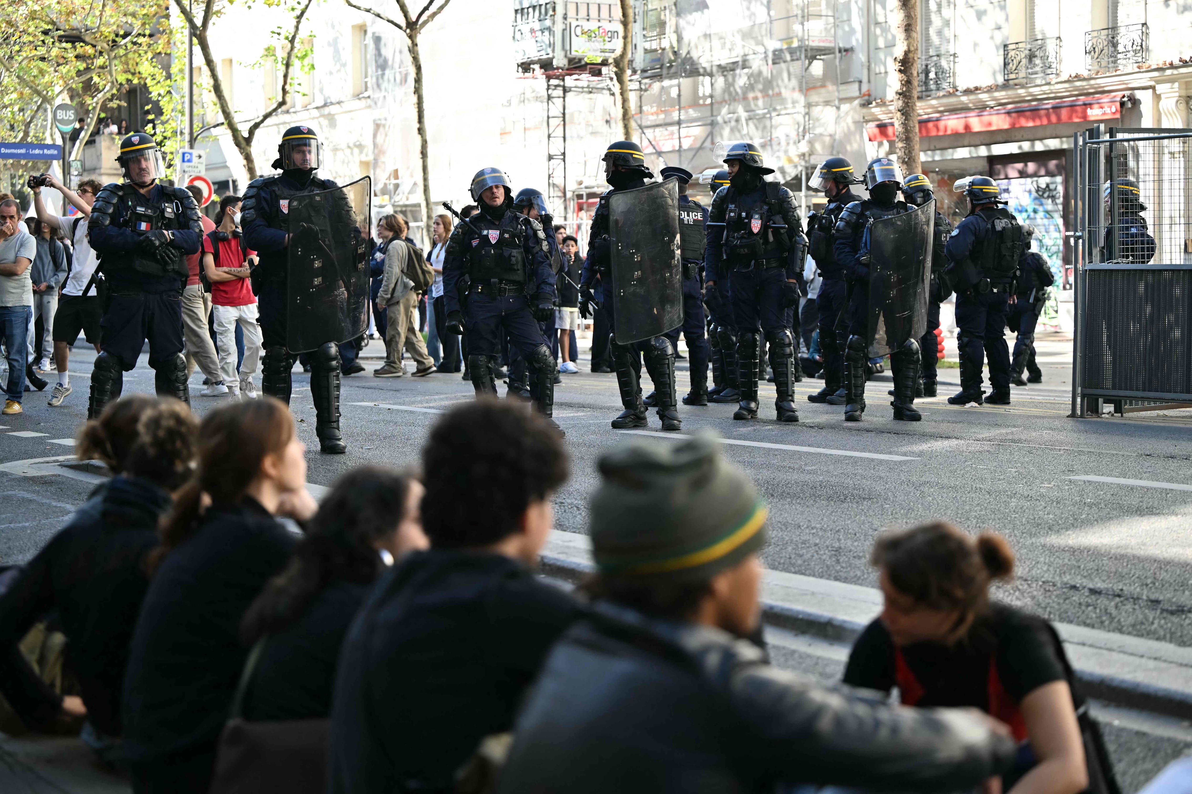 Blocage des lycées en France: un élève a la main arrachée en ramassant une grenade de désencerclement