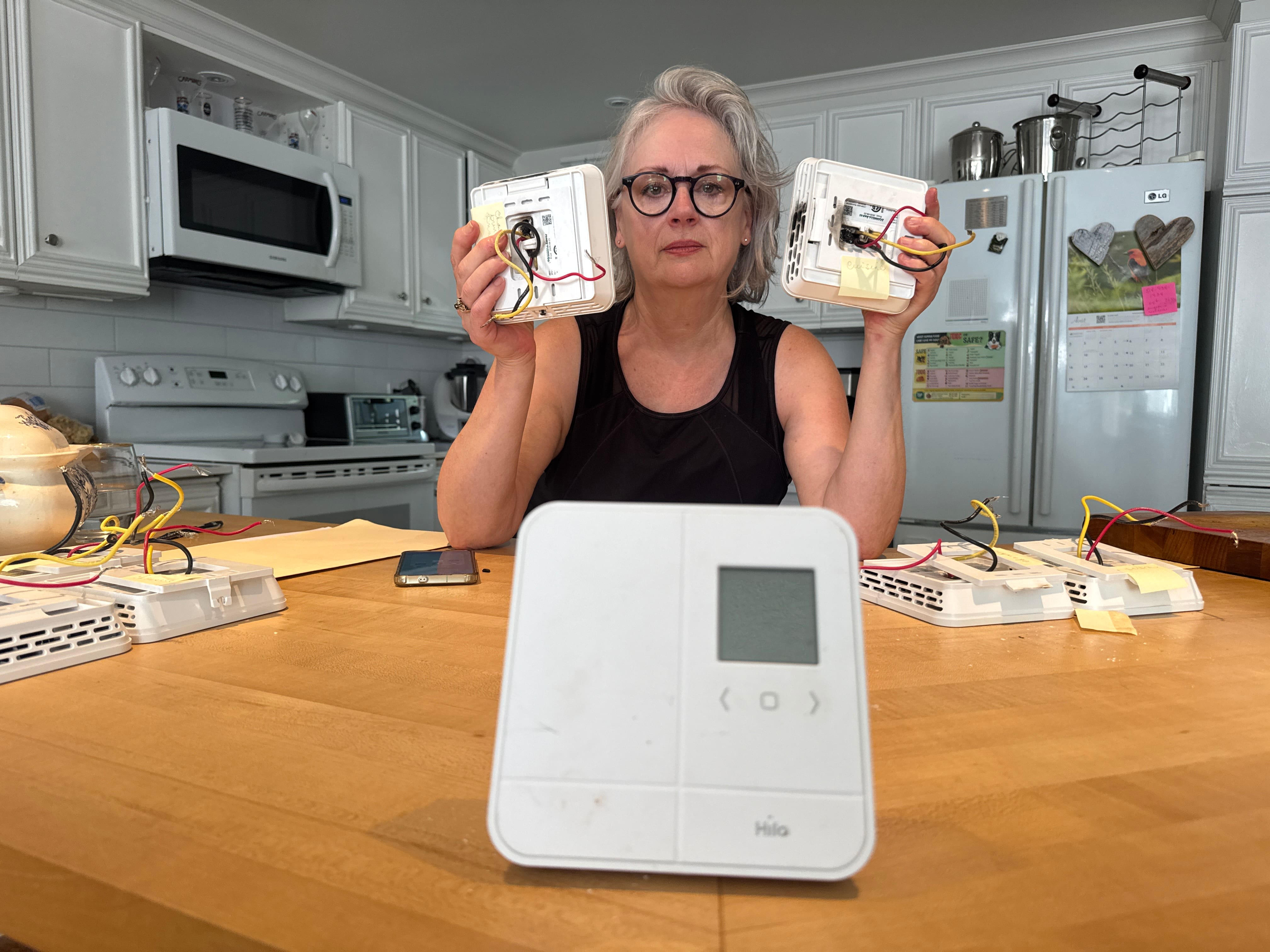 «De la fumée sortait des deux côtés»: presque tous les thermostats Hilo dans sa maison brûlent en même temps