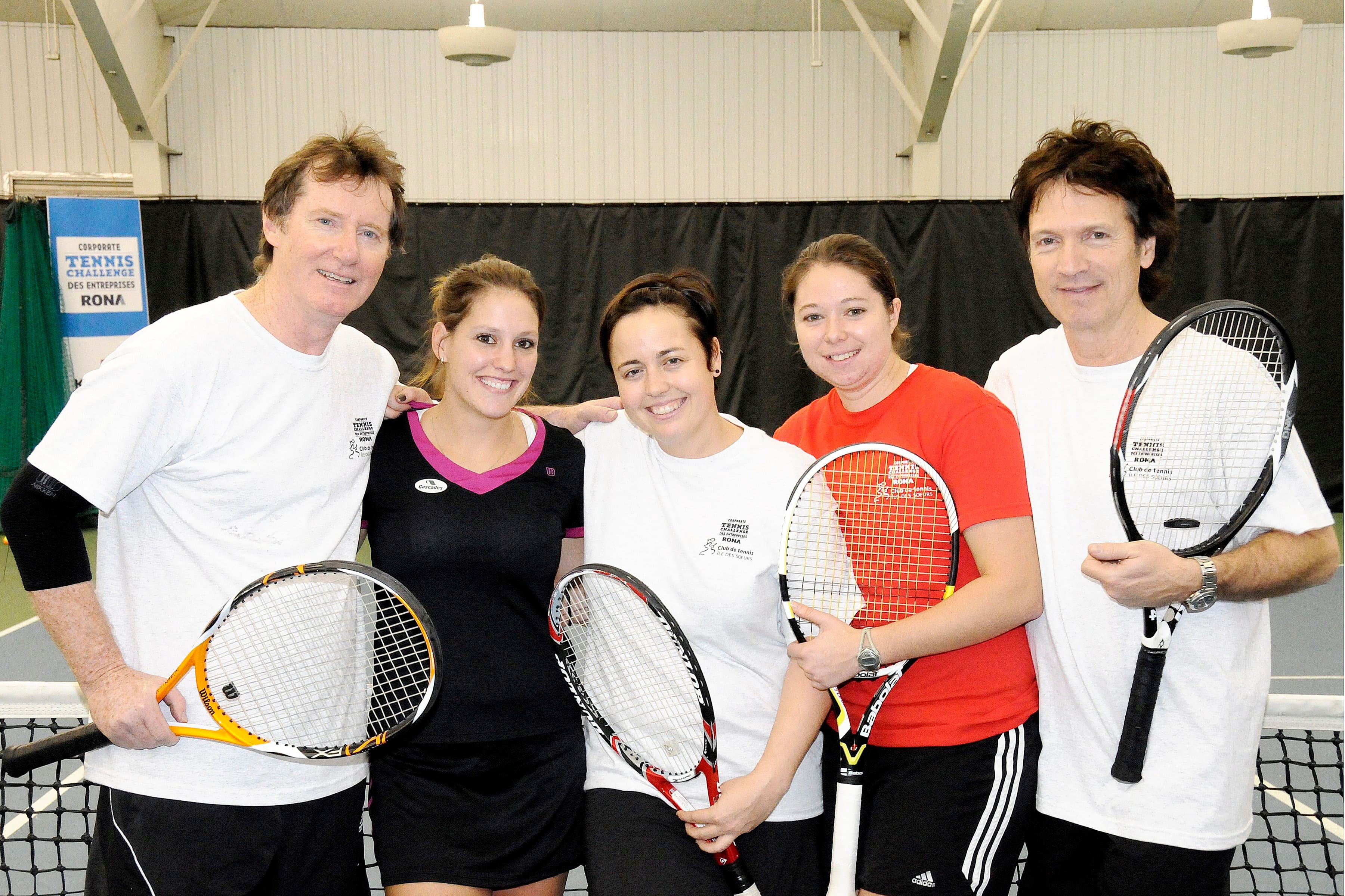 Marc Messier, a joueuse Stéphanie Dubois, a cantora Ariane Moffatt, a joueuse Valérie Tétreault e o autor e ator Claude Meunier durante um evento de tênis em 2010.
