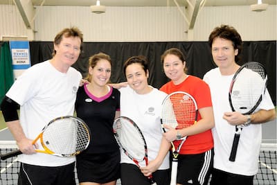 Marc Messier, a joueuse Stéphanie Dubois, a cantora Ariane Moffatt, a joueuse Valérie Tétreault e o autor e ator Claude Meunier durante um evento de tênis em 2010.
