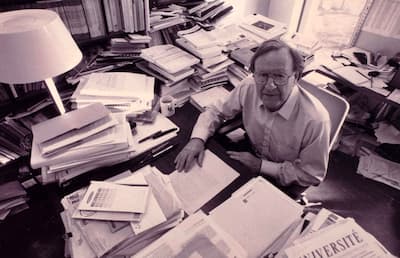 Guy Rocher recibió doctorados honorarios de la Universidad de Laval (1996), la Universidad de Moncton (1997) y la Universidad de Quebec en Montreal (2002).