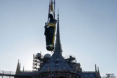 Reinstalación de una primera estatua de la flecha Notre-Dame