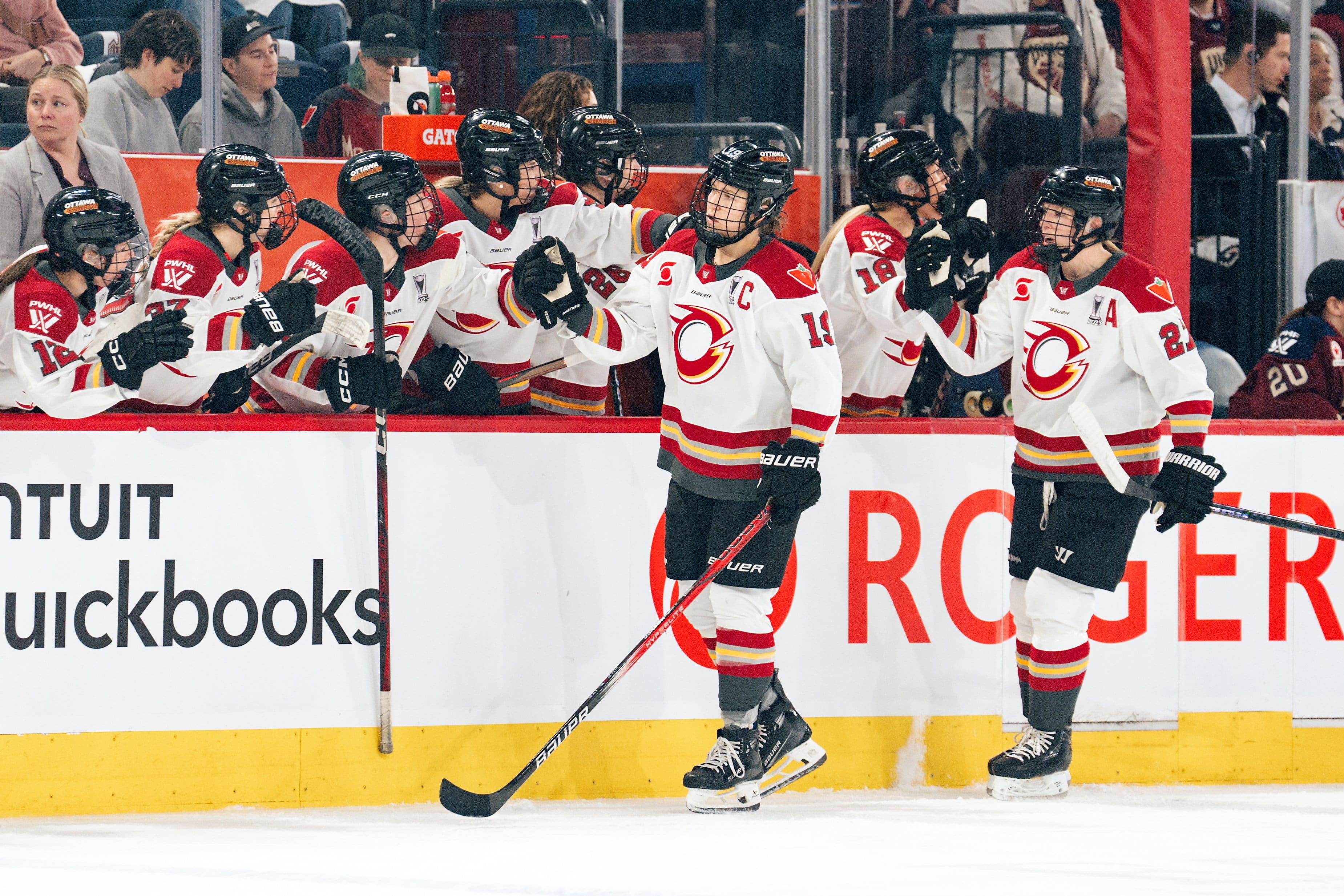 La capitaine Brianne Jenner célèbre son but au banc de la Charge.