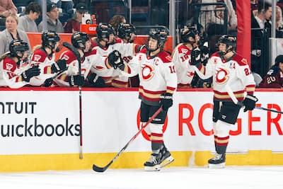 La capitaine Brianne Jenner célèbre son but au banc de la Charge.