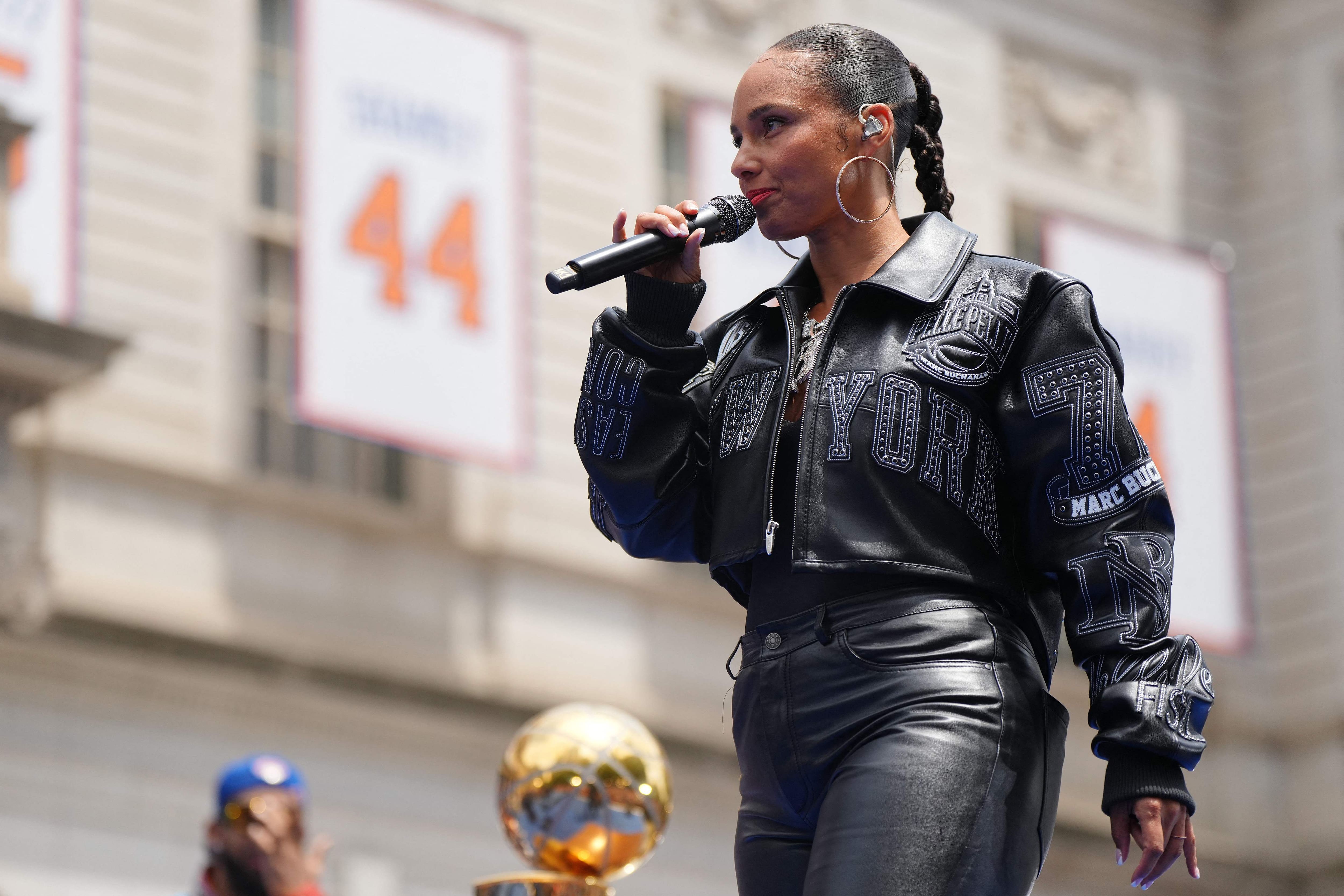 NOVA IORQUE, NOVA IORQUE - 18 DE JUNHO: Alicia Keys foi produzida durante o desfiladeiro de confetes e na reunião da vitória do New York Knicks, celebrando sua vitória no final de 2026 da NBA em 18 de junho. Os Knicks de Nova York venceram os Spurs de San Antonio em cinco partidas para relatar seu primeiro título da NBA em 53 anos. (Foto: Angelina Katsanis / GETTY IMAGES AMÉRICA DO NORTE / Getty Images via AFP)
