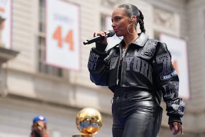 NOVA IORQUE, NOVA IORQUE - 18 DE JUNHO: Alicia Keys foi produzida durante o desfiladeiro de confetes e na reunião da vitória do New York Knicks, celebrando sua vitória no final de 2026 da NBA em 18 de junho. Os Knicks de Nova York venceram os Spurs de San Antonio em cinco partidas para relatar seu primeiro título da NBA em 53 anos. (Foto: Angelina Katsanis / GETTY IMAGES AMÉRICA DO NORTE / Getty Images via AFP)