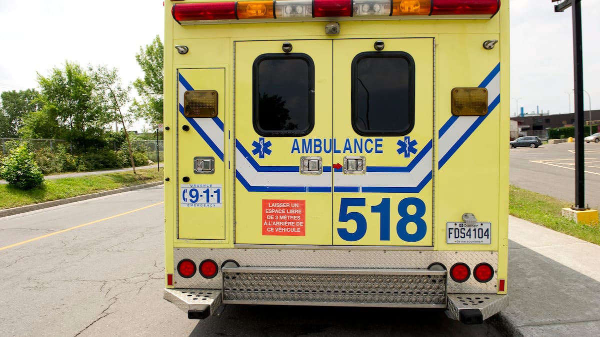 Un motocycliste entre la vie et la mort après avoir percuté un bloc de béton