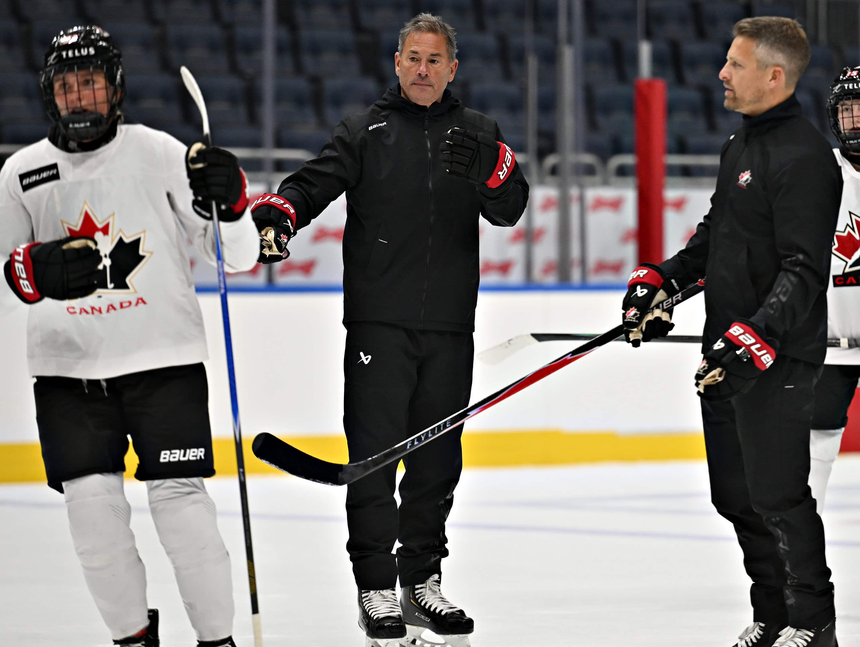 Bloqué par les Golden Knights qui l'empêchent de parler à d'autres équipes, Bruce Cassidy se tient occupé avec Hockey Canada