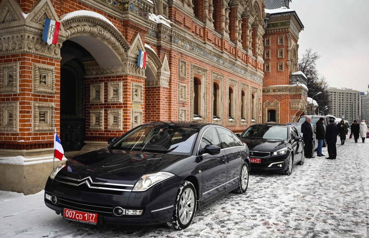 Ukraine: Macron chez Poutine, en qu&ecirc;te de d&eacute;sescalade