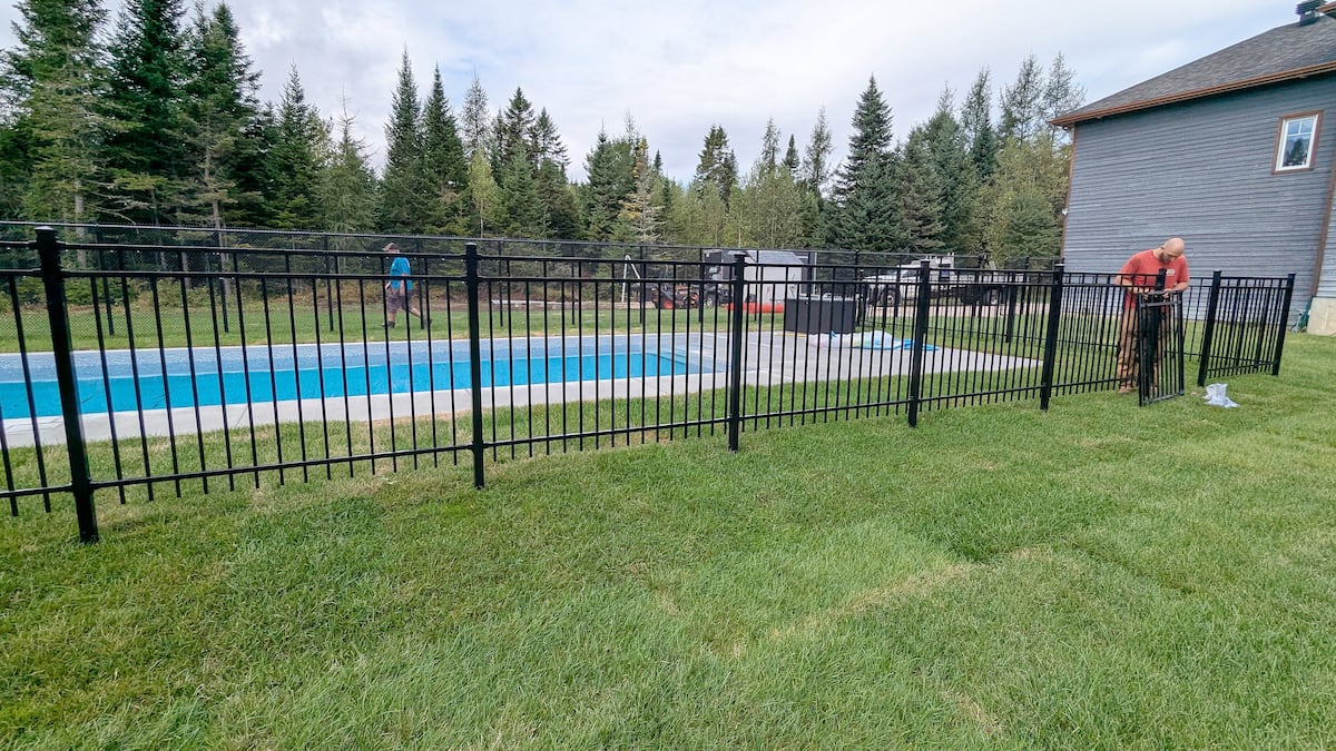 La ministre Geneviève Guilbault met le frein sur les nouvelles règles: un an de répit pour les propriétaires de piscine