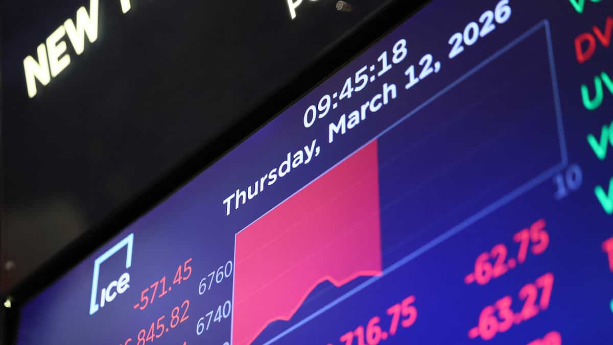 Guerre au Moyen-Orient: baril de pétrole à plus de 100$, bourses en baisse... les conséquences économiques mondiales s'accumulent