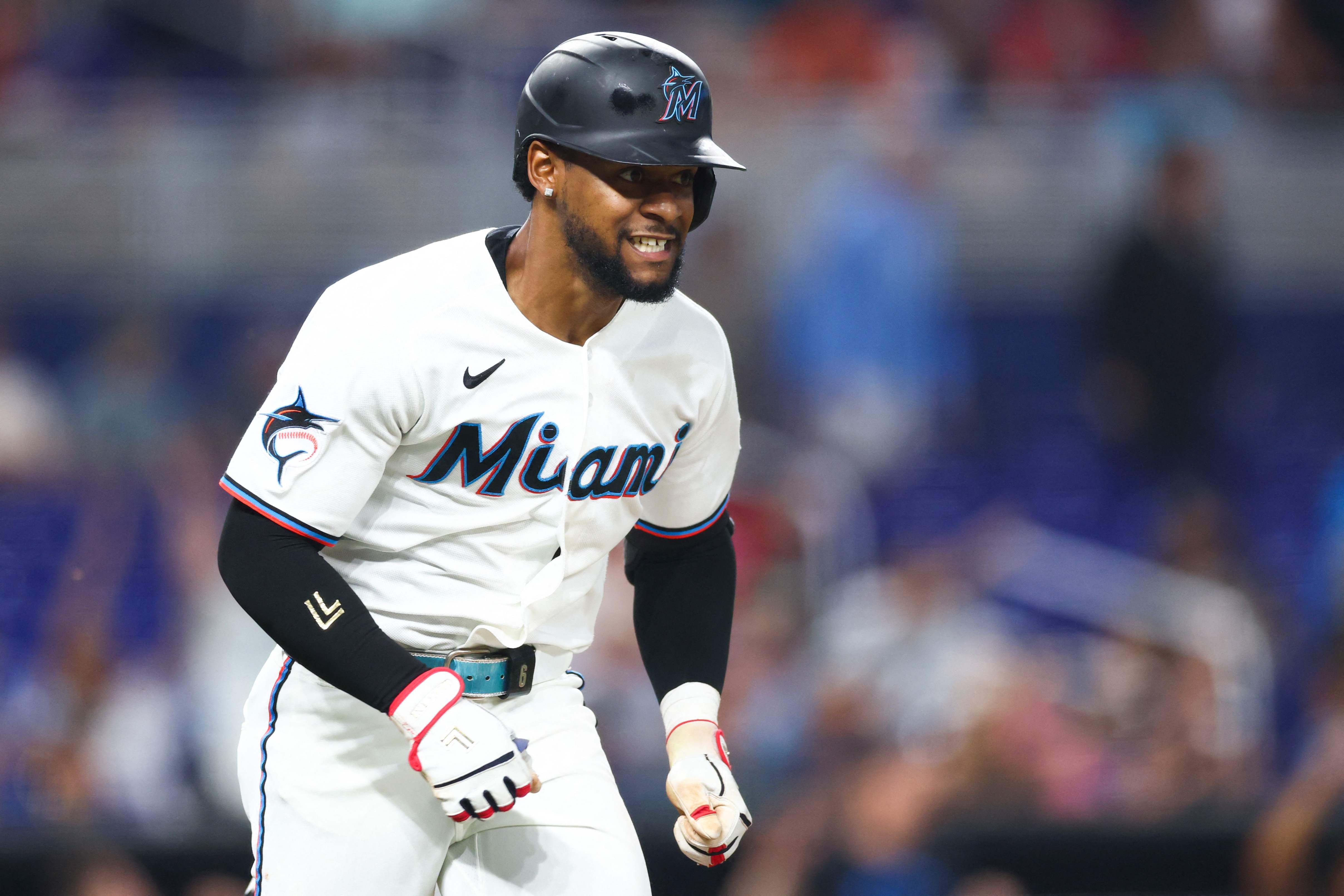 O jogador dos Marlins Otto Lopez quebrou um triplo, em 9 de julho de 2026 em Miami, durante uma partida contra os Mariners de Seattle.
