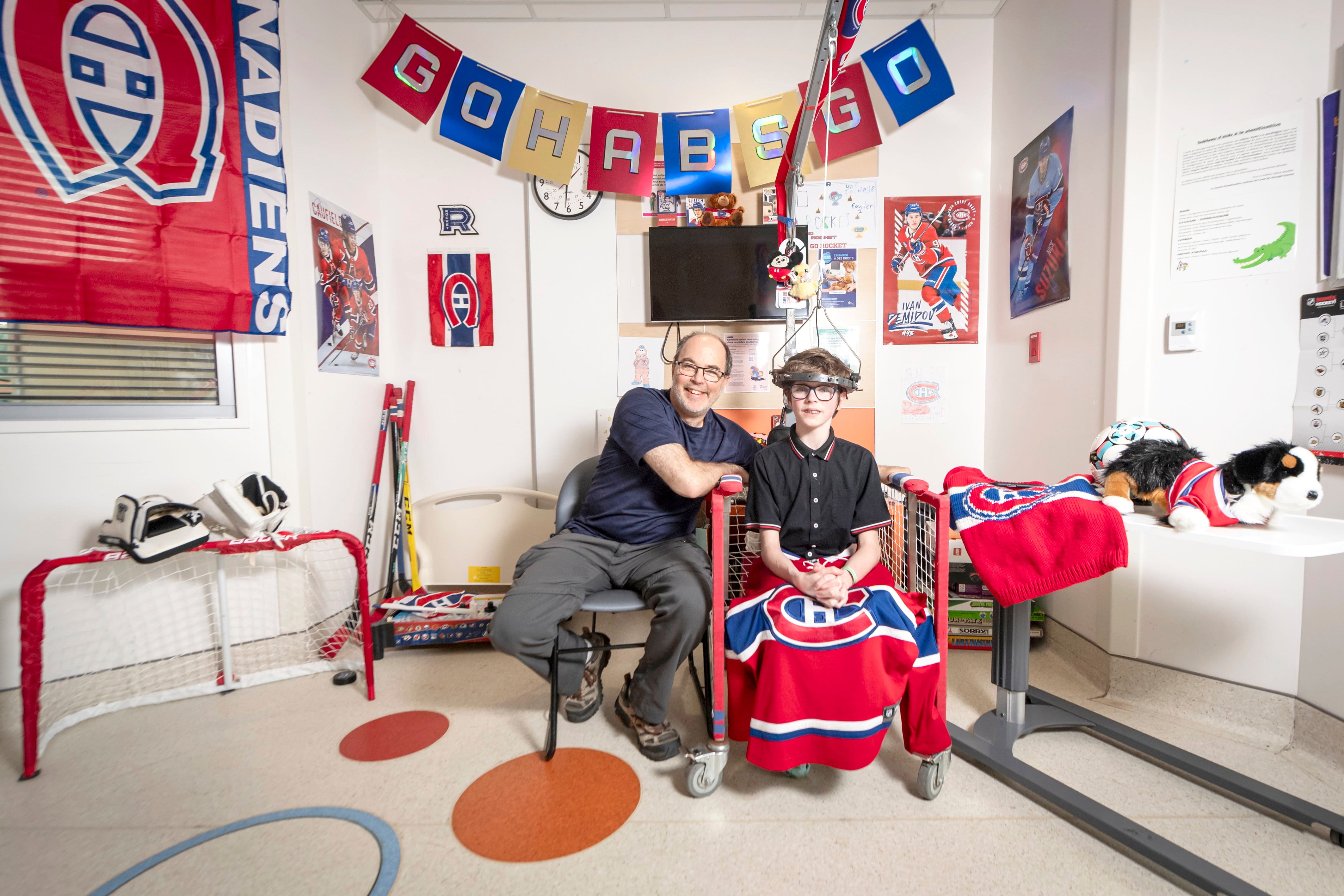 « Tu n’es plus un patient, tu es un enfant qui trippe sur son match »: la fièvre des séries s’invite comme remède au CHU Sainte-Justine