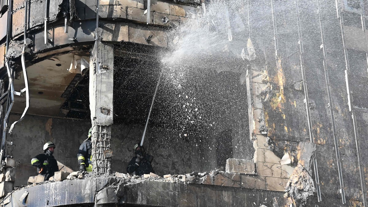 Ukraine: cinq morts et 19 blessés dans une frappe russe sur un marché à Nikopol