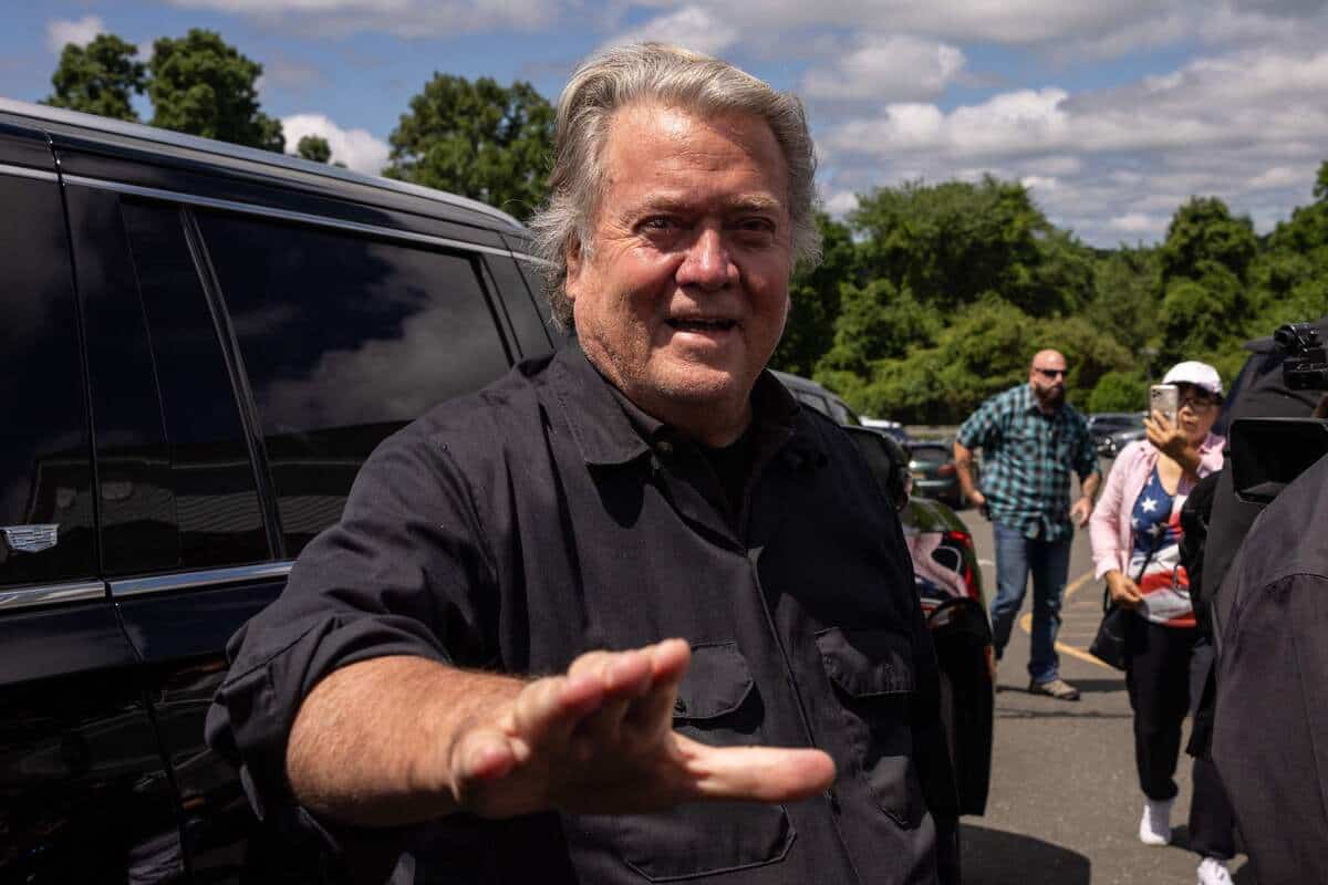 L&rsquo;ex-&eacute;minence grise de Trump, Steve Bannon, se rend en prison pour purger sa peine