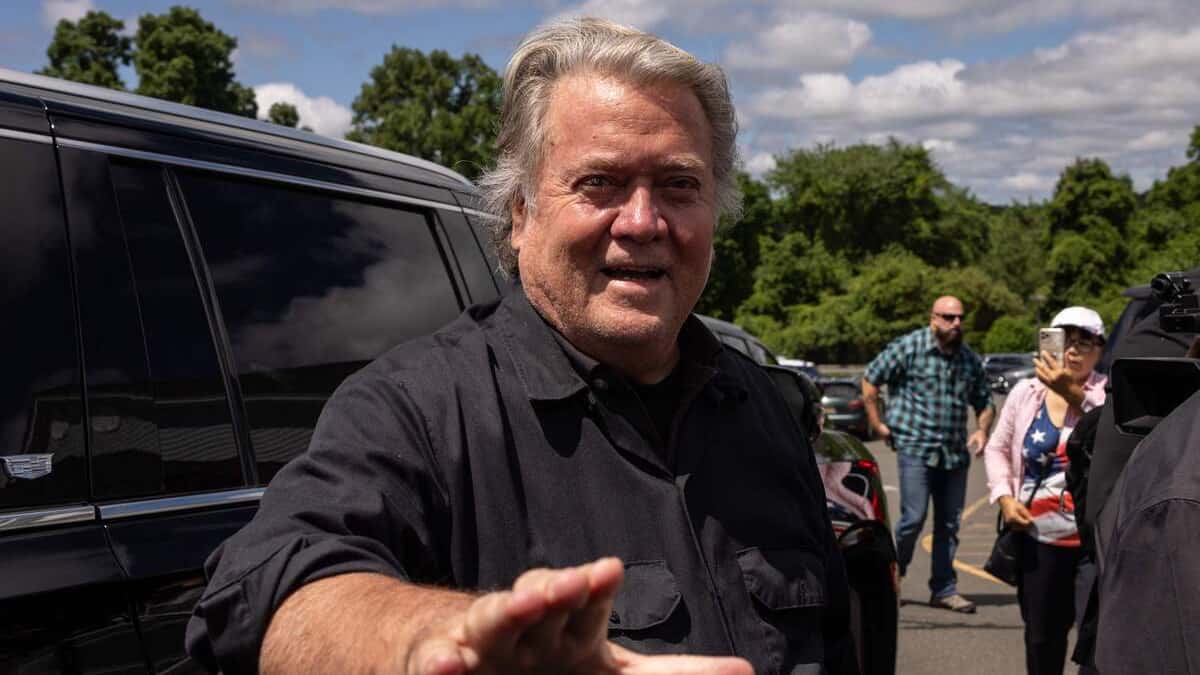 L’ex-éminence grise de Trump, Steve Bannon, se rend en prison pour purger sa peine
