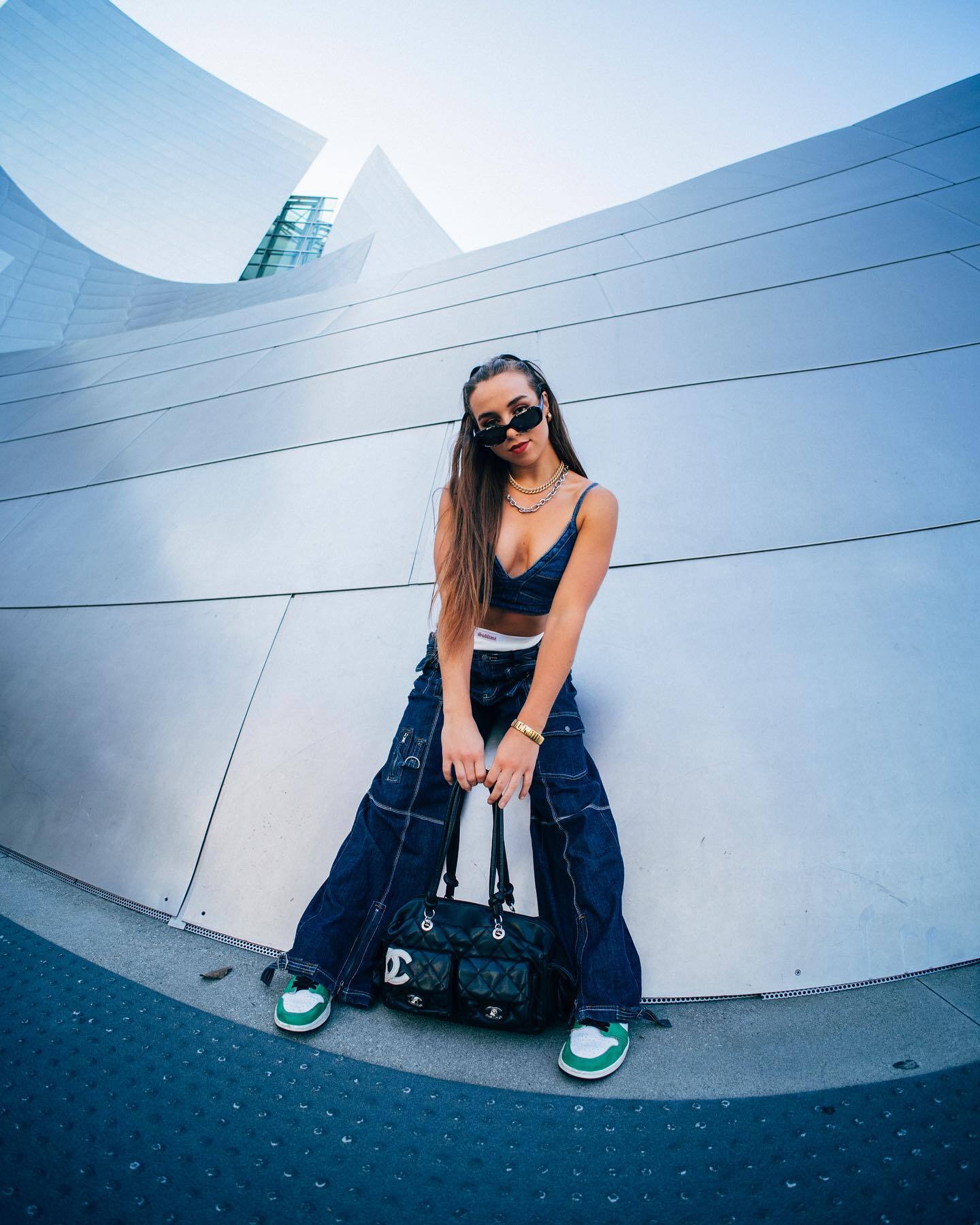 Bye sneakers blancs, voici LA teinte de la saison