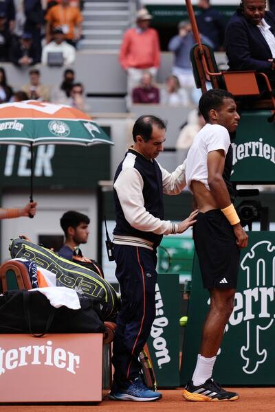 Eliminado en octavos de final en Roland-Garros: mermado físicamente ante Carlos Alcaraz, Félix Auger-Aliassime hace las maletas