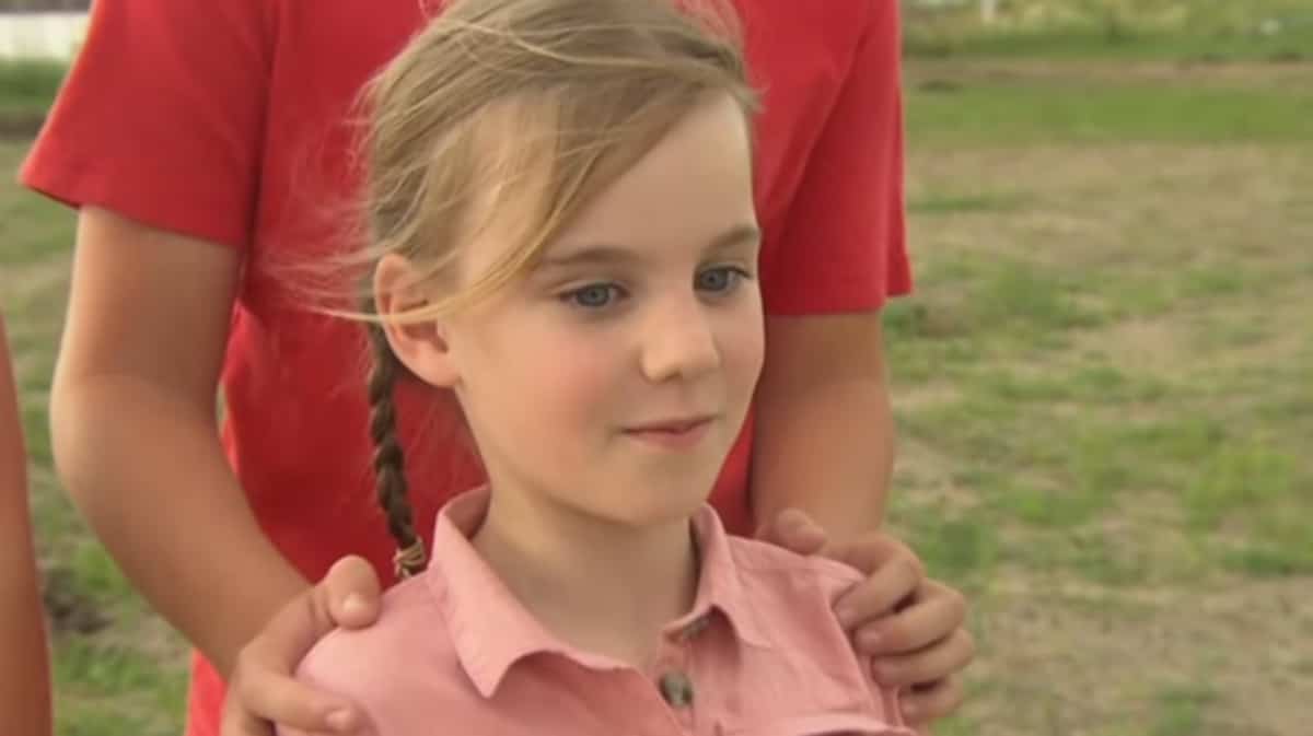 Une fille de six ans achète une maison avec son argent de poche