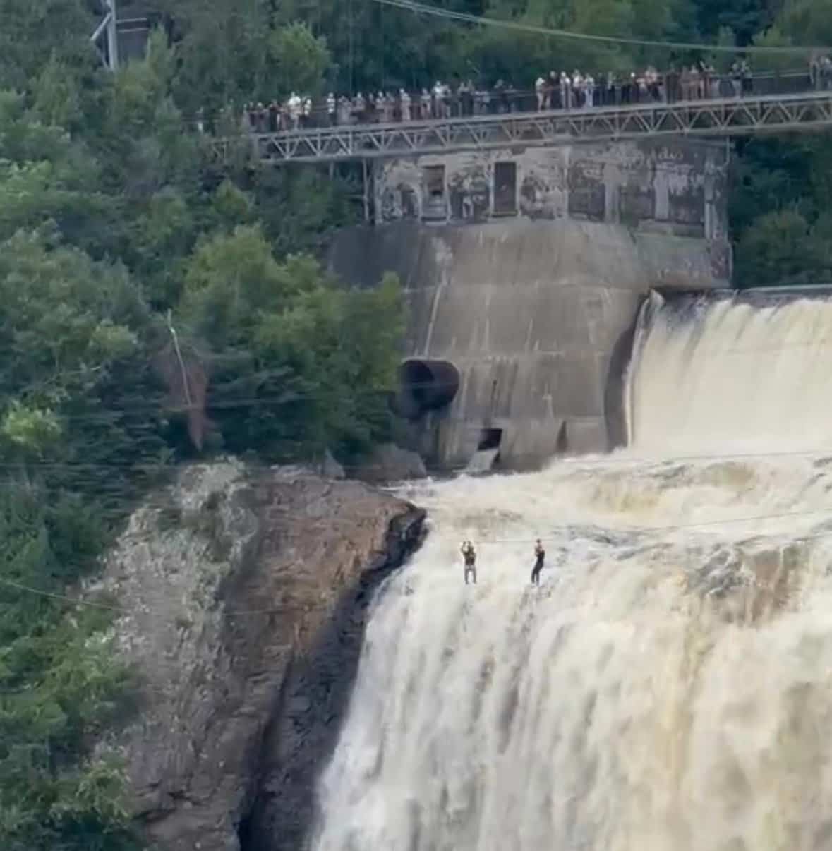 [VIDÉO] Chute Montmorency: une personne demeure coincée sur la tyrolienne