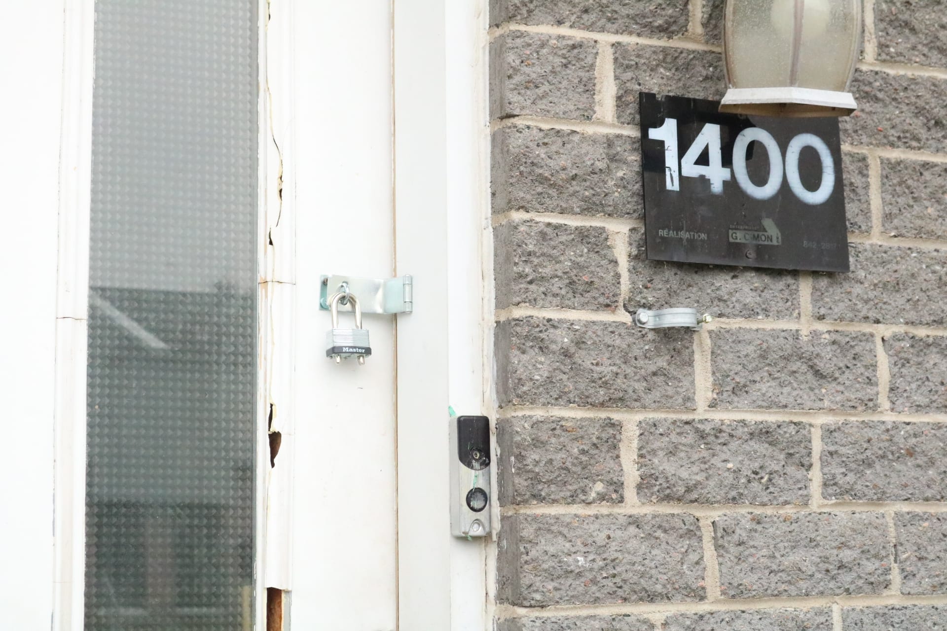 Un cadenas a été posé sur la porte après le passage de la police.