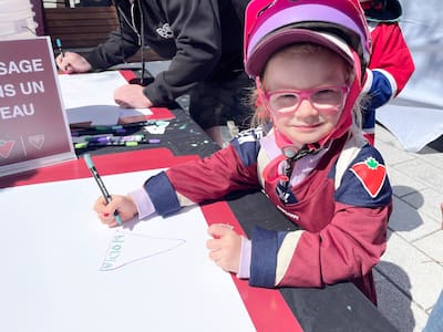 Elizabeth Richards, 4 anni, di Montréal, desidera un'affiche per incoraggiare il figlio preferito dell'équipe, la Victoire. Foto Mylène Richard