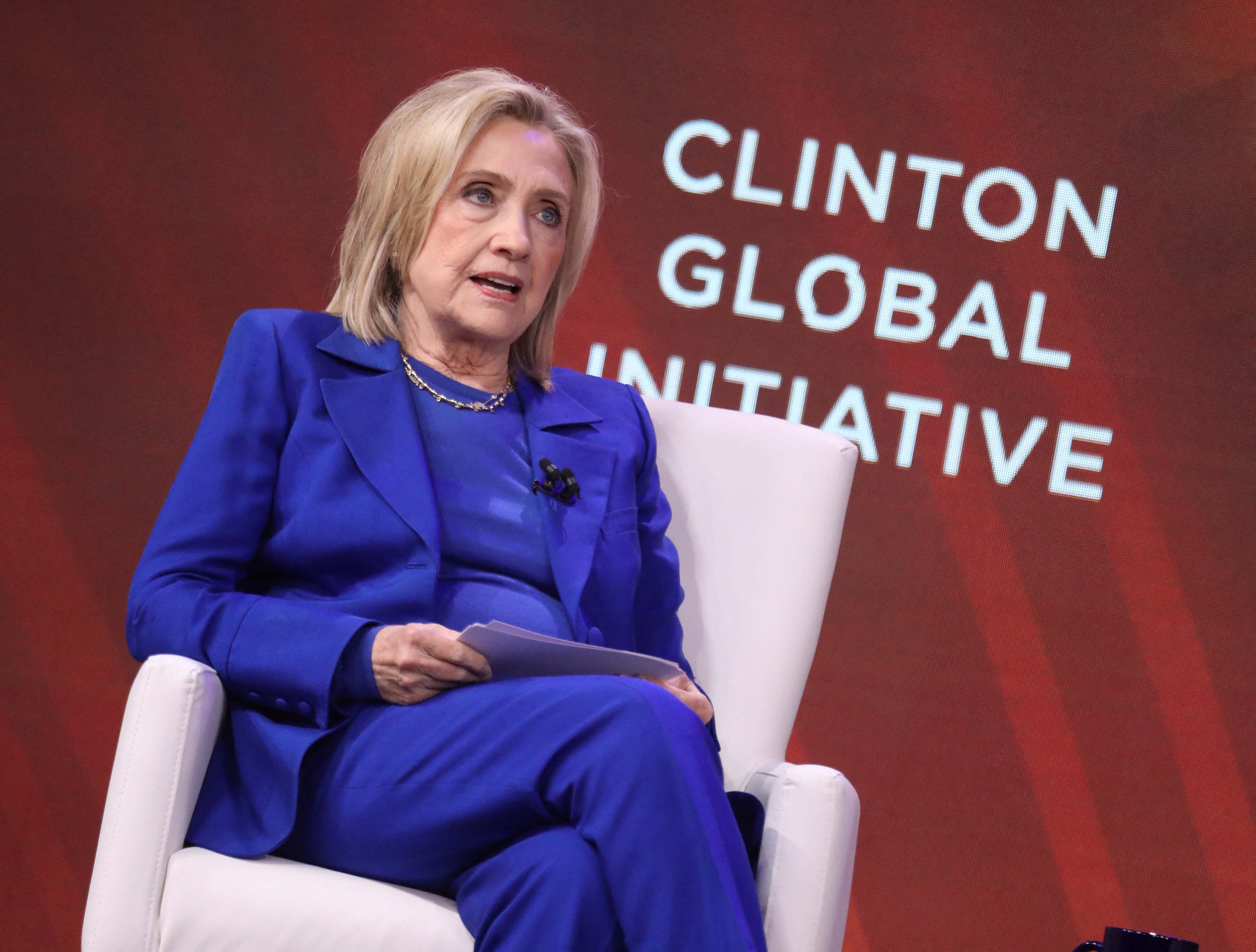 Affaire Epstein: Hillary Clinton &laquo;tra&icirc;n&eacute;e dans la boue&raquo; par les r&eacute;publicains qui veulent en faire une &laquo;complice&raquo; des agissements de son mari, selon St&eacute;phan Bureau