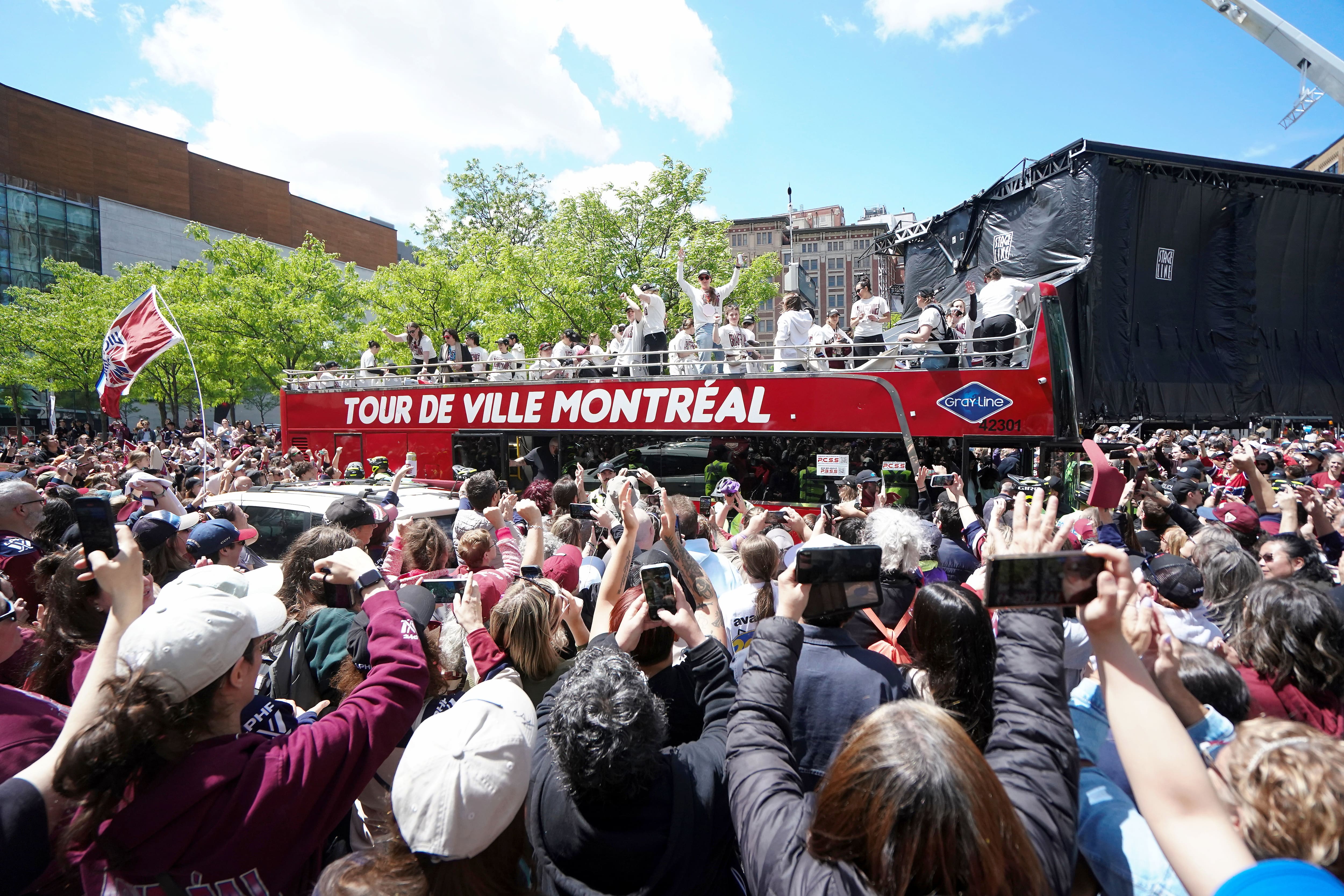   Le club de hockey féminin la Victoire sur son départ de La Place des Festivals.