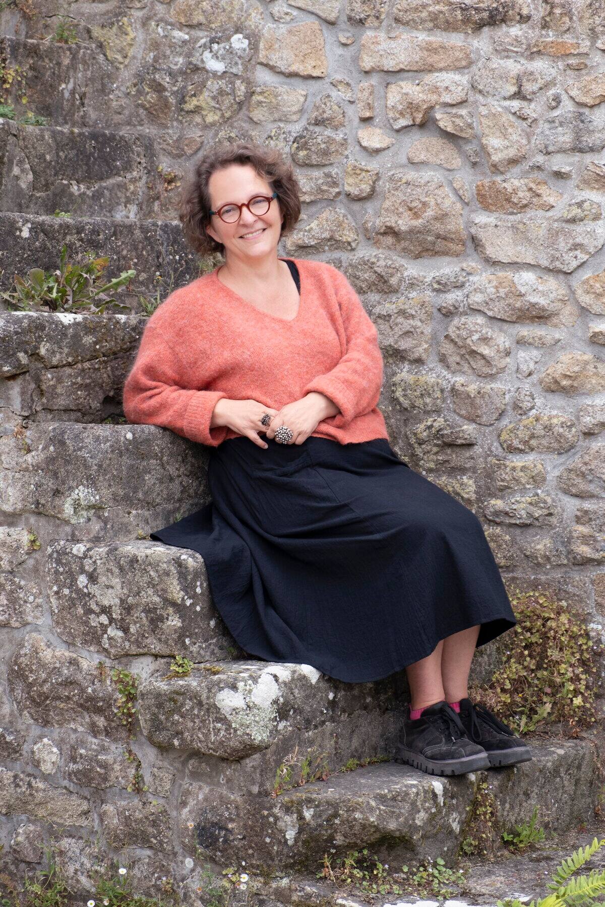 «J’aime beaucoup lire les tombes»: la romancière française Valérie Péronnet s’est inspirée d’Oka pour «La maison poussière»