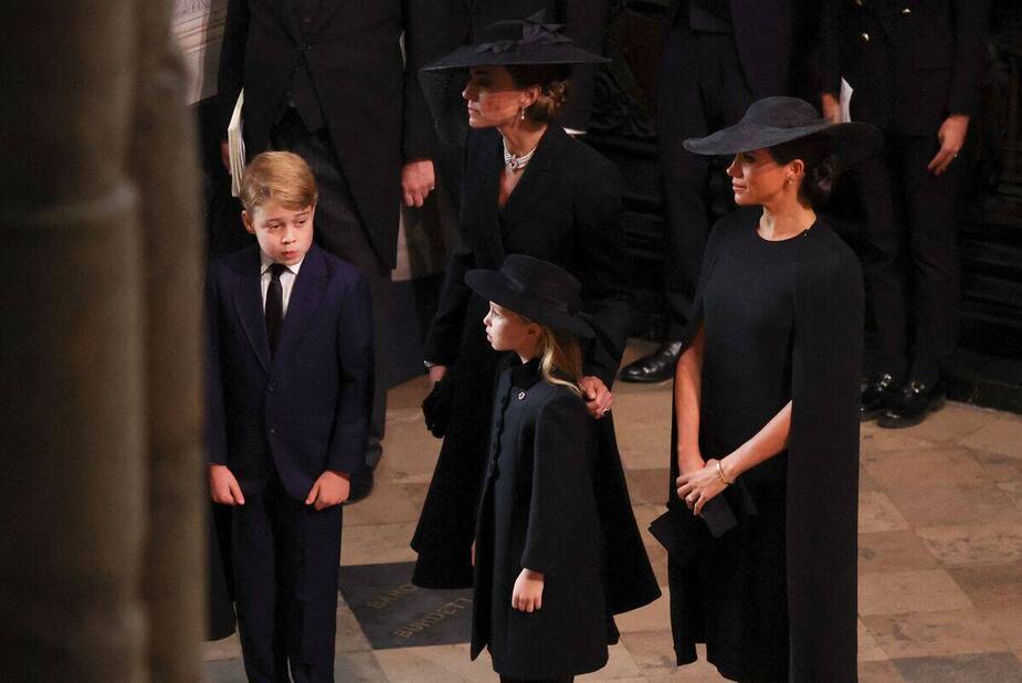 Image principale de l'article George et Charlotte marchent derrière le cercueil
