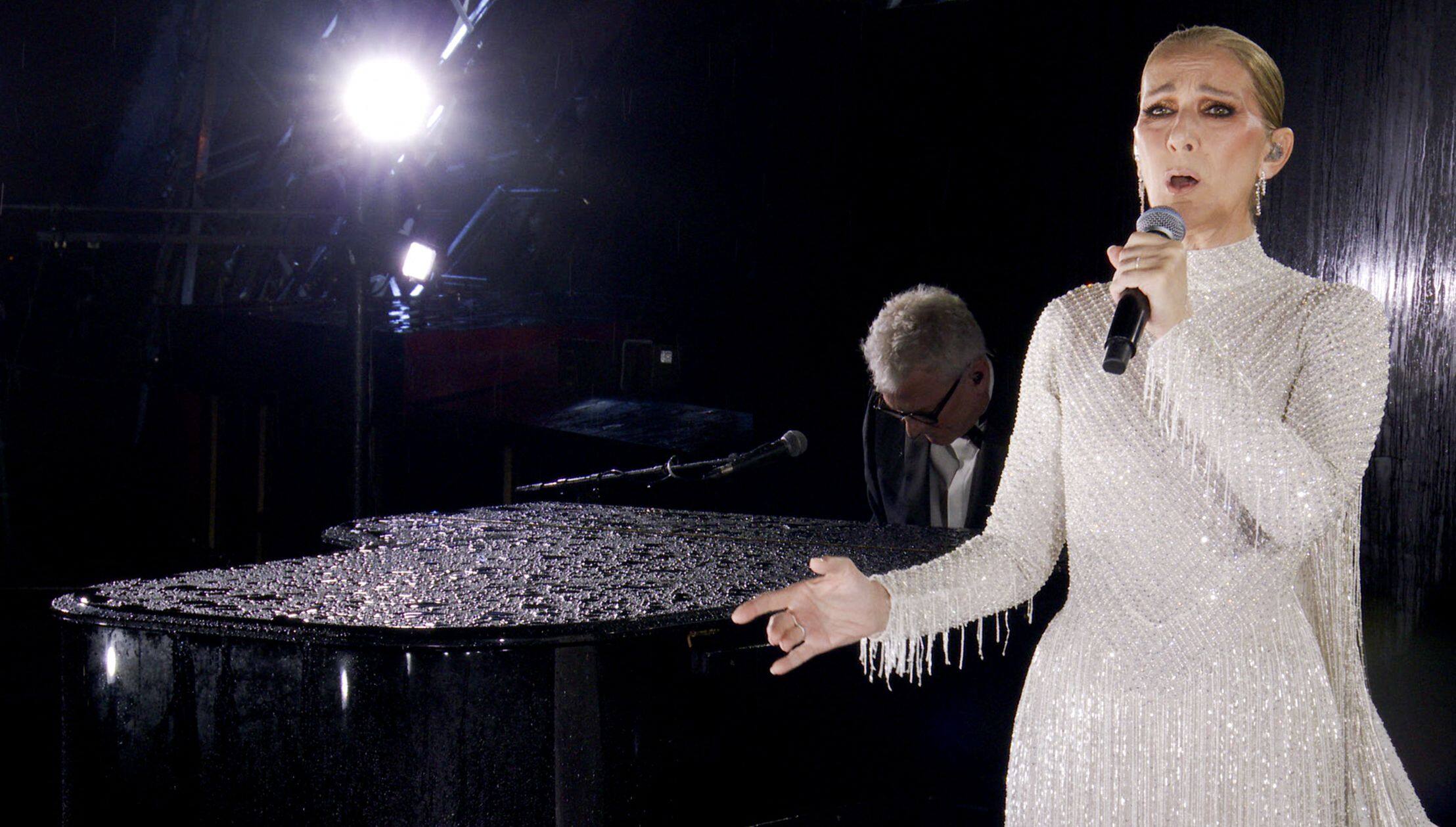 Celine Dion se dio una ducha de Gatorade en un video transmitido antes del partido de Sunday Night Football de NBC.