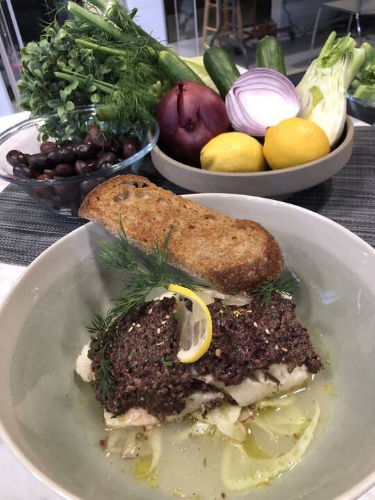 Morue pochée, tapenade d'olives Kalamata