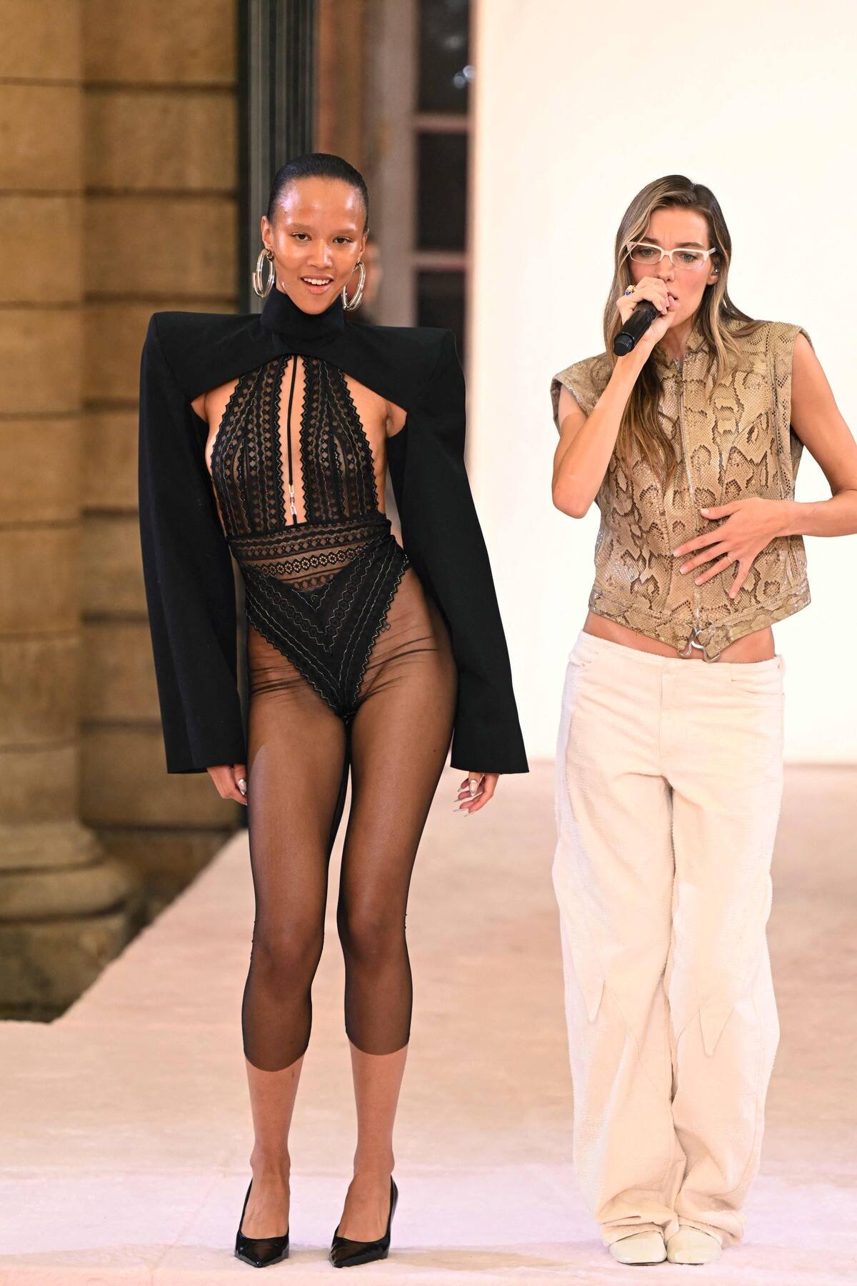 Charlotte Cardin participó el martes por la noche en la Semana de la Moda de París.