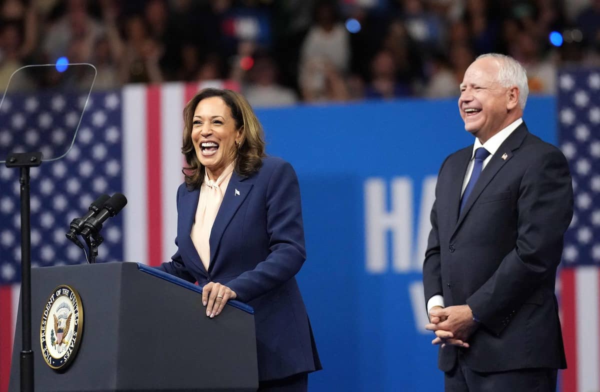 Kamala Harris et son nouveau colistier Tim Walz pr&eacute;sentent leur duo