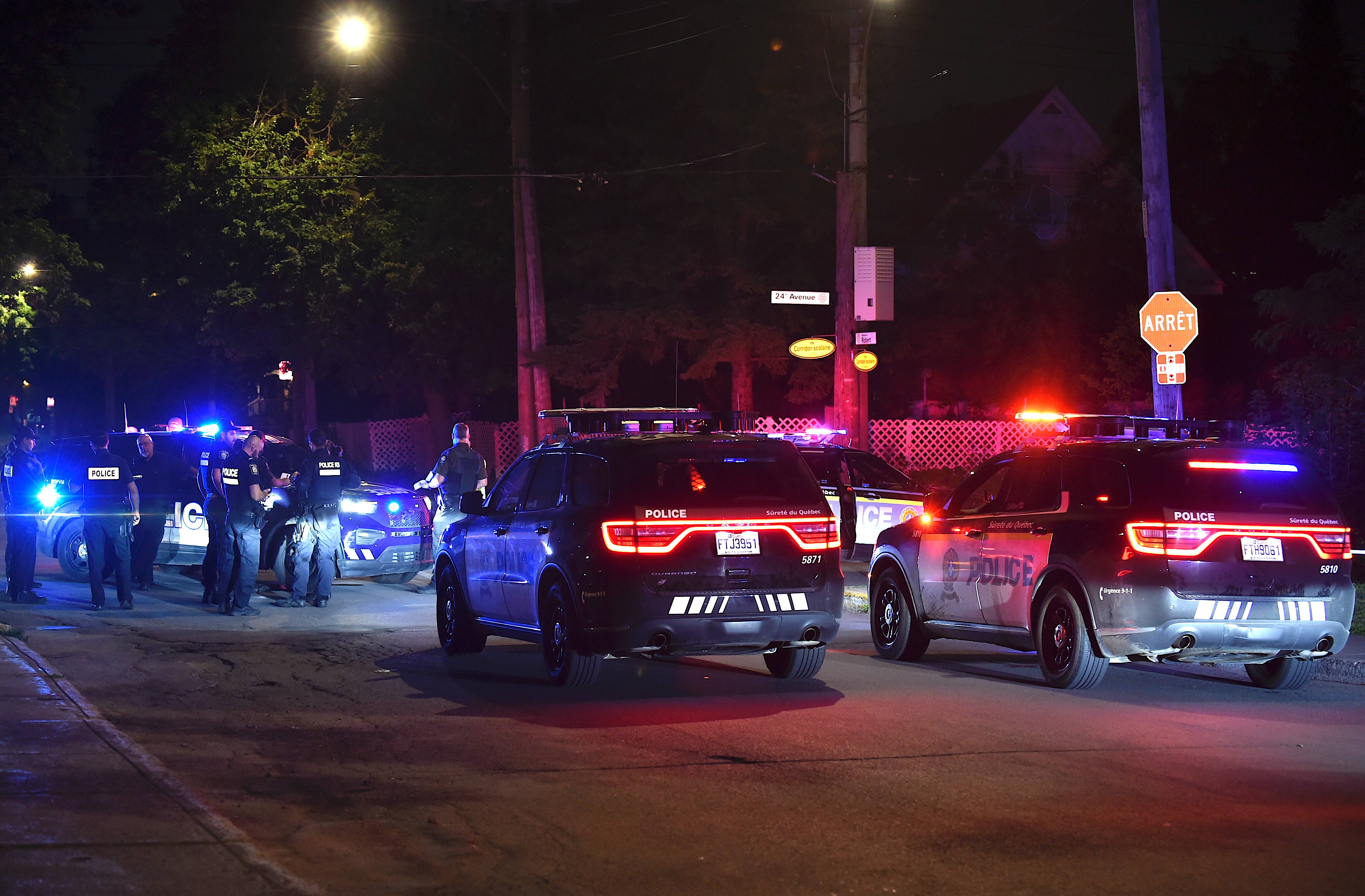 Une opération policière à laquelle ont participé des policiers de la SQ et du SPVM s’est déroulée dans le secteur de la 25e Avenue et du boulevard Robert, dans le quartier Saint-Michel à Montréal, après qu’au moins un suspect ait pris la fuite à pied au terme d’une poursuite policière en véhicule, lors d’une opération de surveillance aérienne menée par l’hélicoptère de la SQ, vers 3h, le dimanche 26 juillet 2026.
PASCAL GIRARD/AGENCE QMI