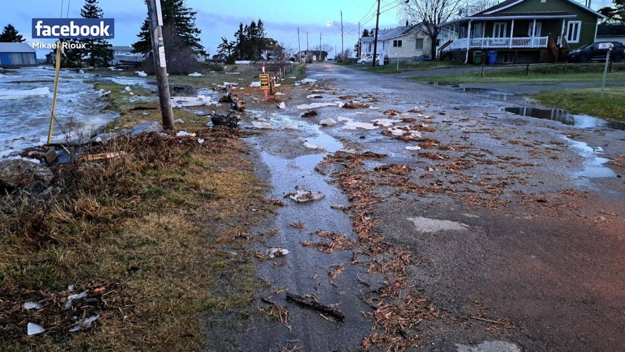 IMAGES | Forts vents et déferlement de vagues sur le fleuve: des ...