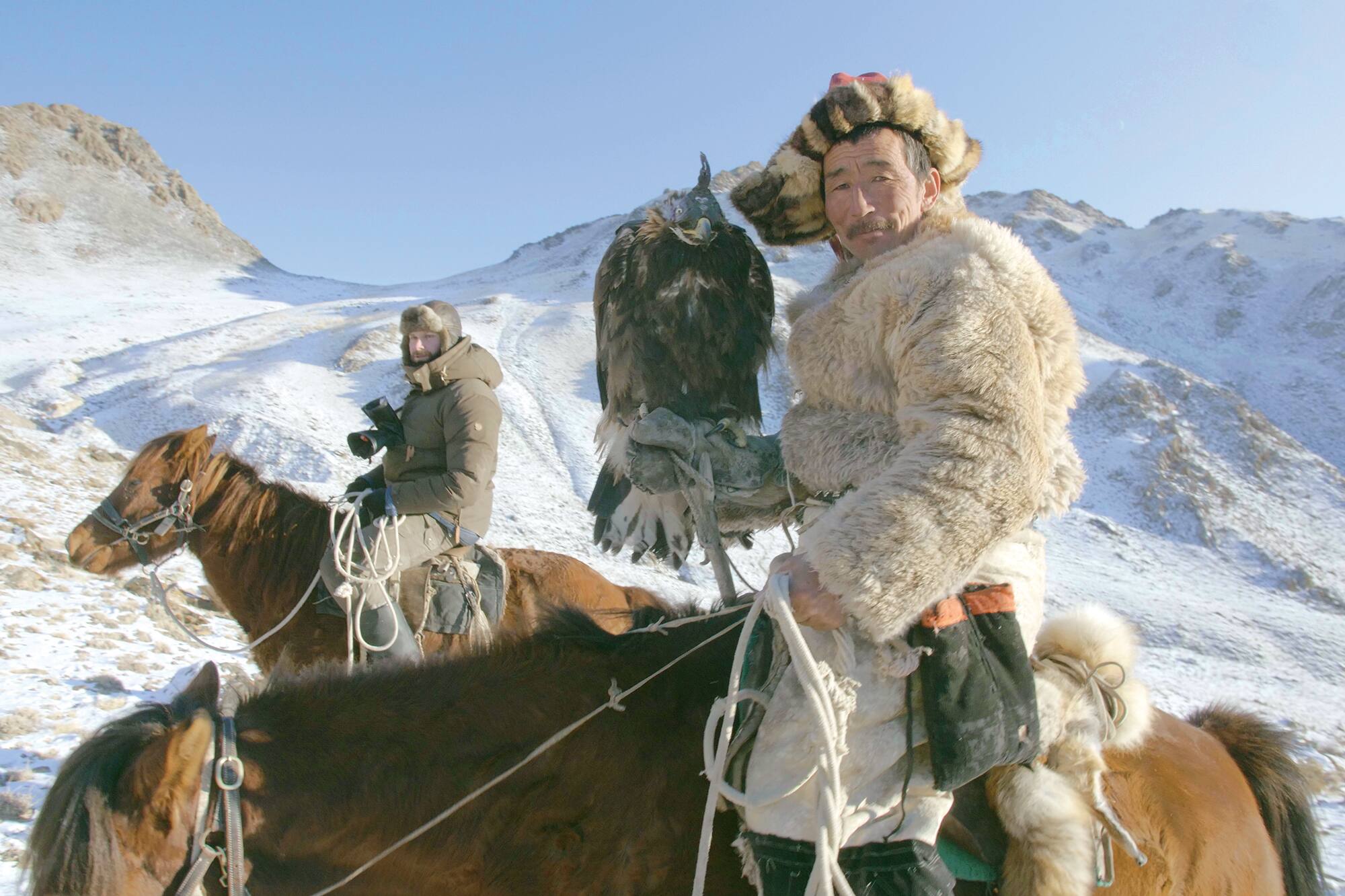 Les berkutchis, des maîtres-fauconniers, ont plus d’une technique pour affronter le froid de la Mongolie!